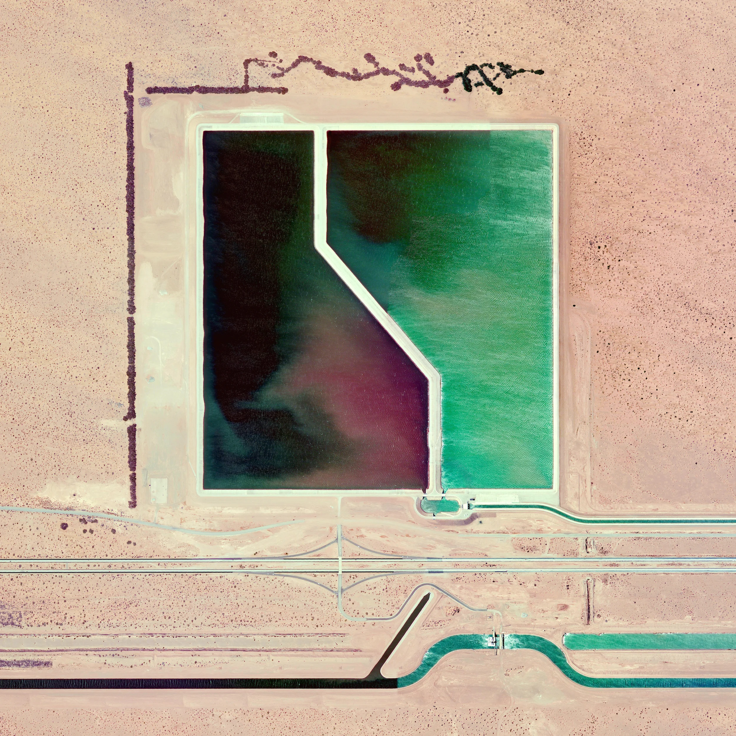 10/10/2015 Brock Reservoir Gordons Well, California, USA 32.716°N 115.036°W The Brock Reservoir - located near Gordons Well, California, USA - is used to supply water to nearby farmers via the All-American Canal. Compared to other reservoirs, Brock’s capacity is relatively small with storage for only 2,600 million US gallons. Since 2013, reservoirs across the state of California has experienced a significant reduction in water levels, with more than 80% of land experiencing severe to exceptional drought.