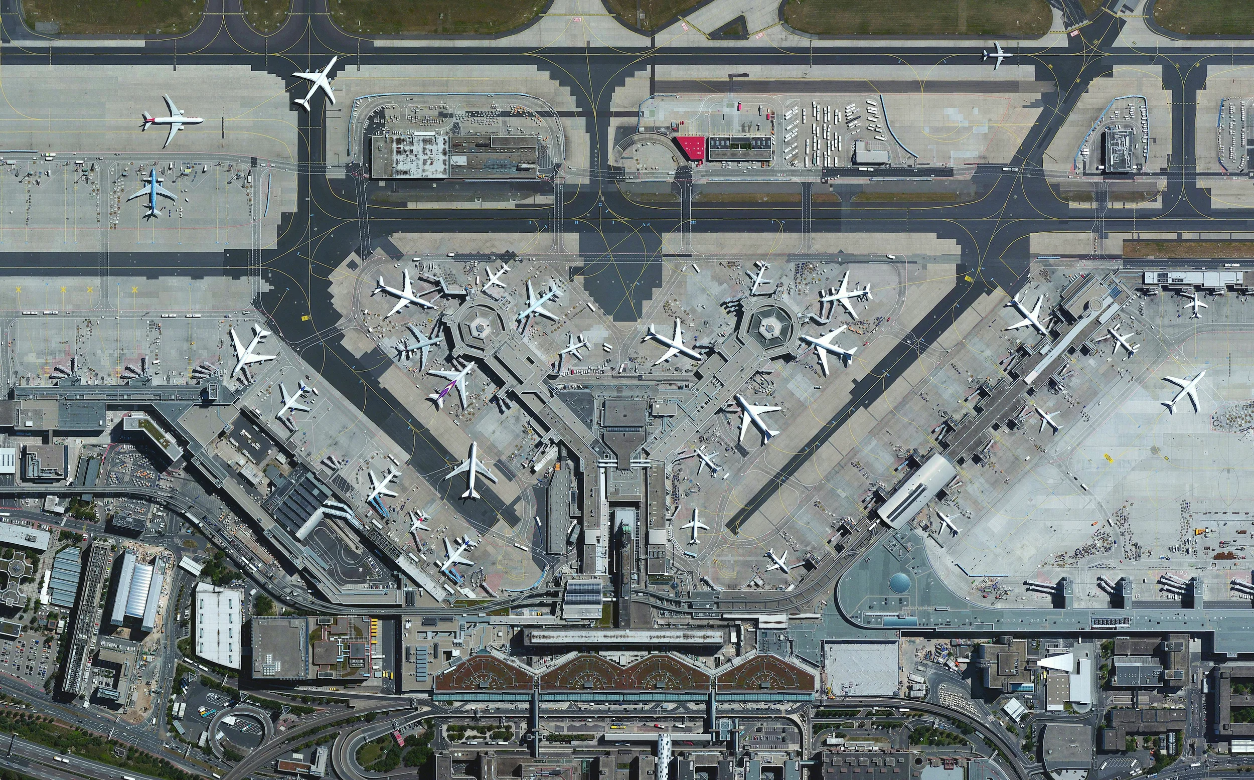 10/15/2015 Frankfurt Airport Frankfurt, Germany 50°02′00″N008°34′14″E Frankfurt Airport is the busiest airport in Germany, averaging 1,365 flights per day and 65 million passengers per year. With more than 70,000 employees, the airport it is also the single largest workplace in the country.