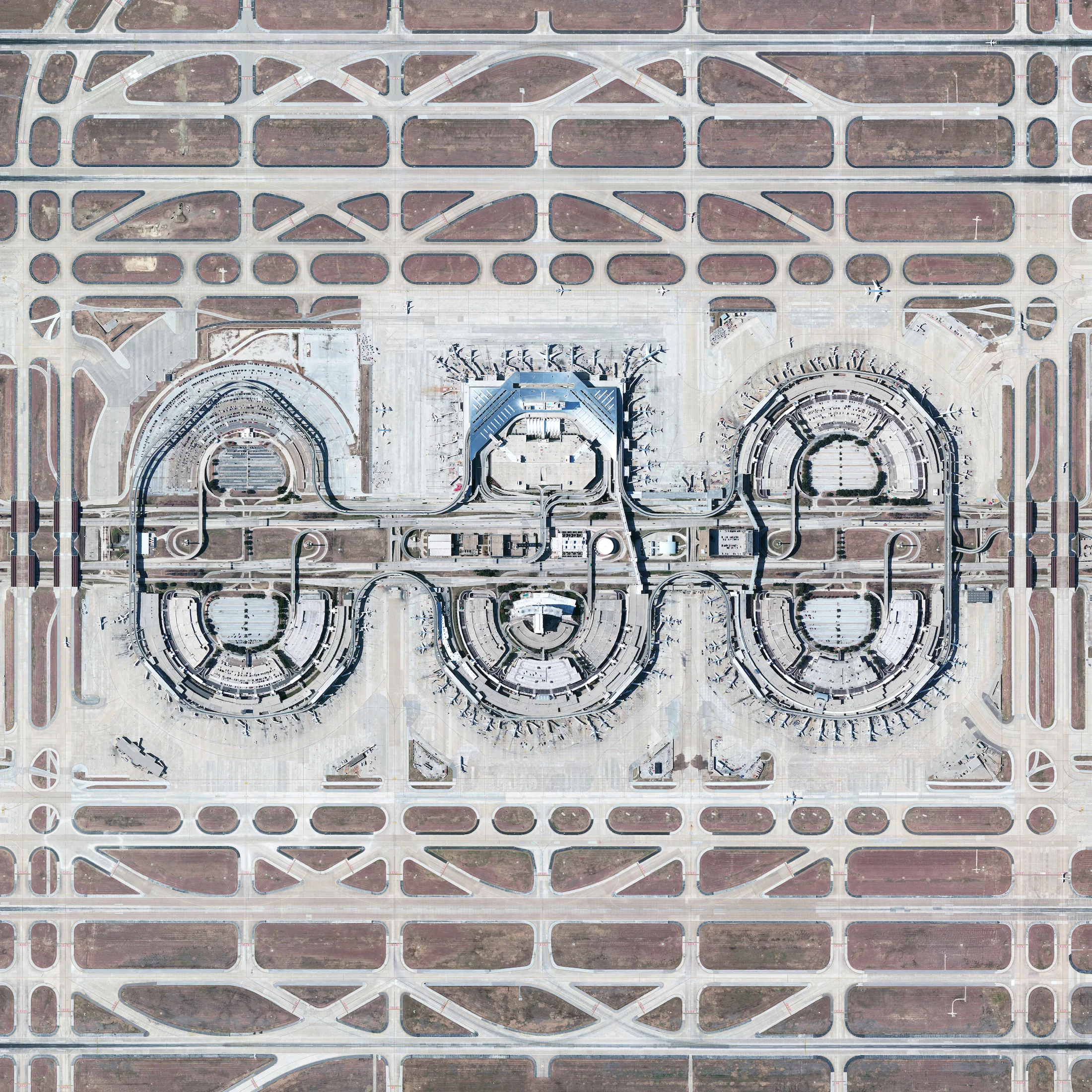 10/27/2015 Dallas/Fort Worth Airport Dallas / Fort Worth, Texas 32°53′49″N 097°02′17″W Dallas/Fort Worth International Airport covers more than 43 square kilometers (~ 27 square miles) in Texas, USA. The facility is the third busiest airport in the world by aircraft movements (679,820 in 2014) and the ninth busiest airport in the world by passenger traffic (63 million+ in 2014).