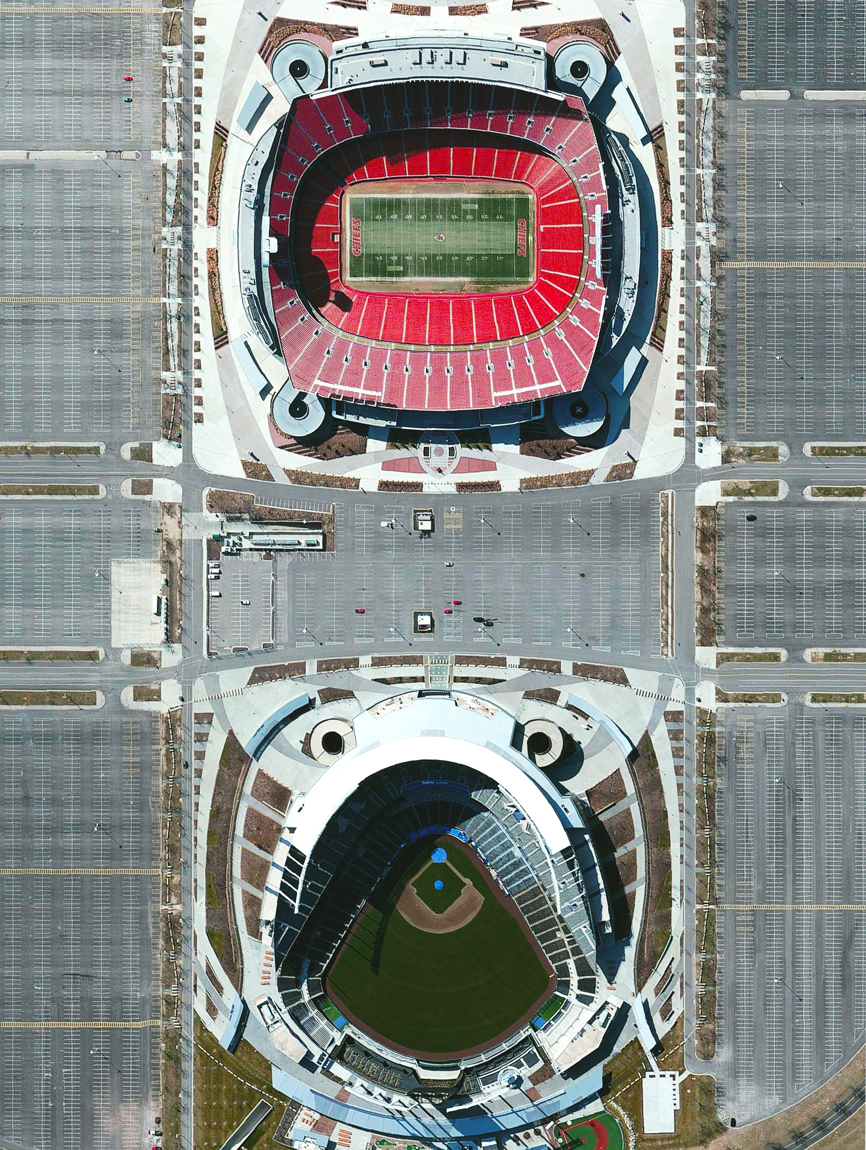 11/3/2015 Arrowhead Stadium / Kauffman Stadium Kansas City, Missouri 39°3′5″N 94°28′50″W Arrowhead Stadium and Kauffman Stadium are home to the Kansas City Chiefs (football) and Kansas City Royals (baseball). It was a great weekend for both teams as the Chiefs defeated the Detroit Lions and the Royals triumphed over the New York Mets to win the World Series. The combined seating capacity of the stadiums is 114,319.