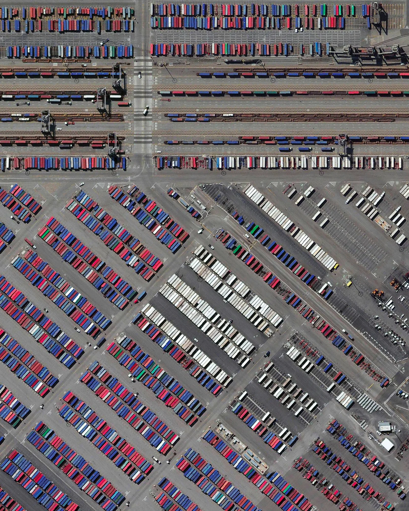 11/8/2015 Port of Los Angeles Los Angeles, California, USA 33°43′45″N 118°15′43″W The Port of Los Angeles is the busiest container port in the United States, but only the 16th-busiest in the world. Approximately $1.2 billion worth of cargo comes through the facility each day and more than 165 million metric revenue tons of cargo are moved here each year. The most-imported types of goods are furniture, automobile parts, apparel, electronic products, and footwear.