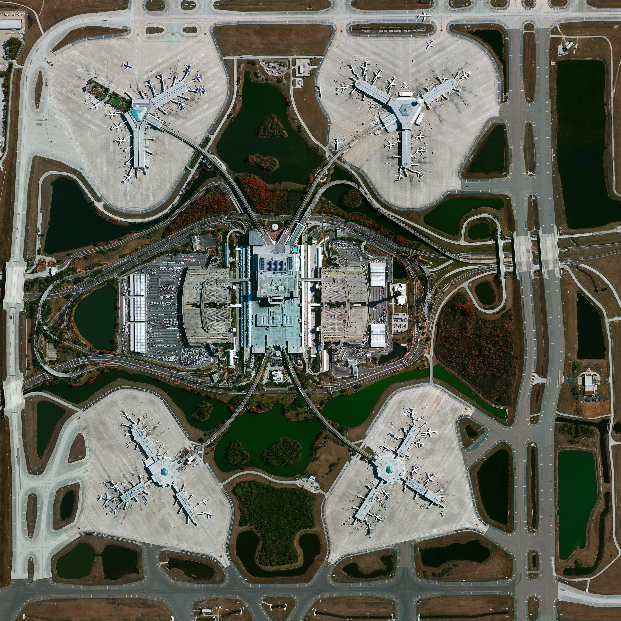 1/11/2016 Orlando International Airport Orlando, Florida, USA 28°25′46″N 81°18′32″W The Orlando International Airport in Orlando, Florida, USA is built in a hub-and-spoke layout with a large main terminal building surrounded by four concourses accessible via elevated people movers. The facility is the 43rd busiest airport in the world by passenger traffic, accommodating more than 35 million people each year.