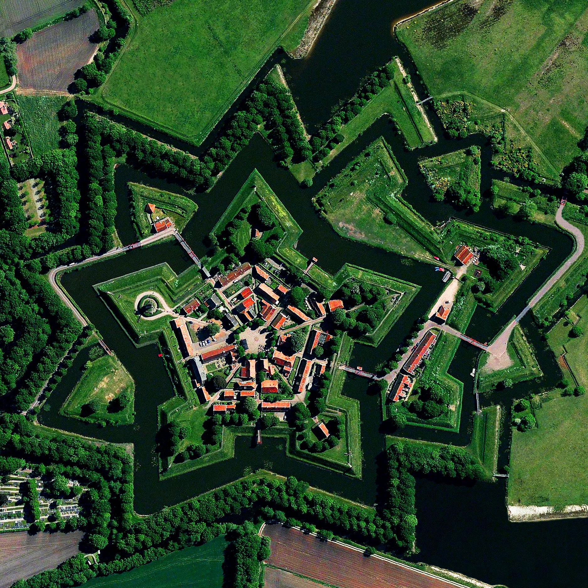 1/13/2016 Bourtange Bourtange, Netherlands 53.0066°N 7.1920°E Bourtange is a star fort located in the Netherlands. The complex was built in 1593 in the manner you see here so that an attack on any of its five walls could be aggressively counteracted from the two adjacent star points. The village currently has an occupation of 430.