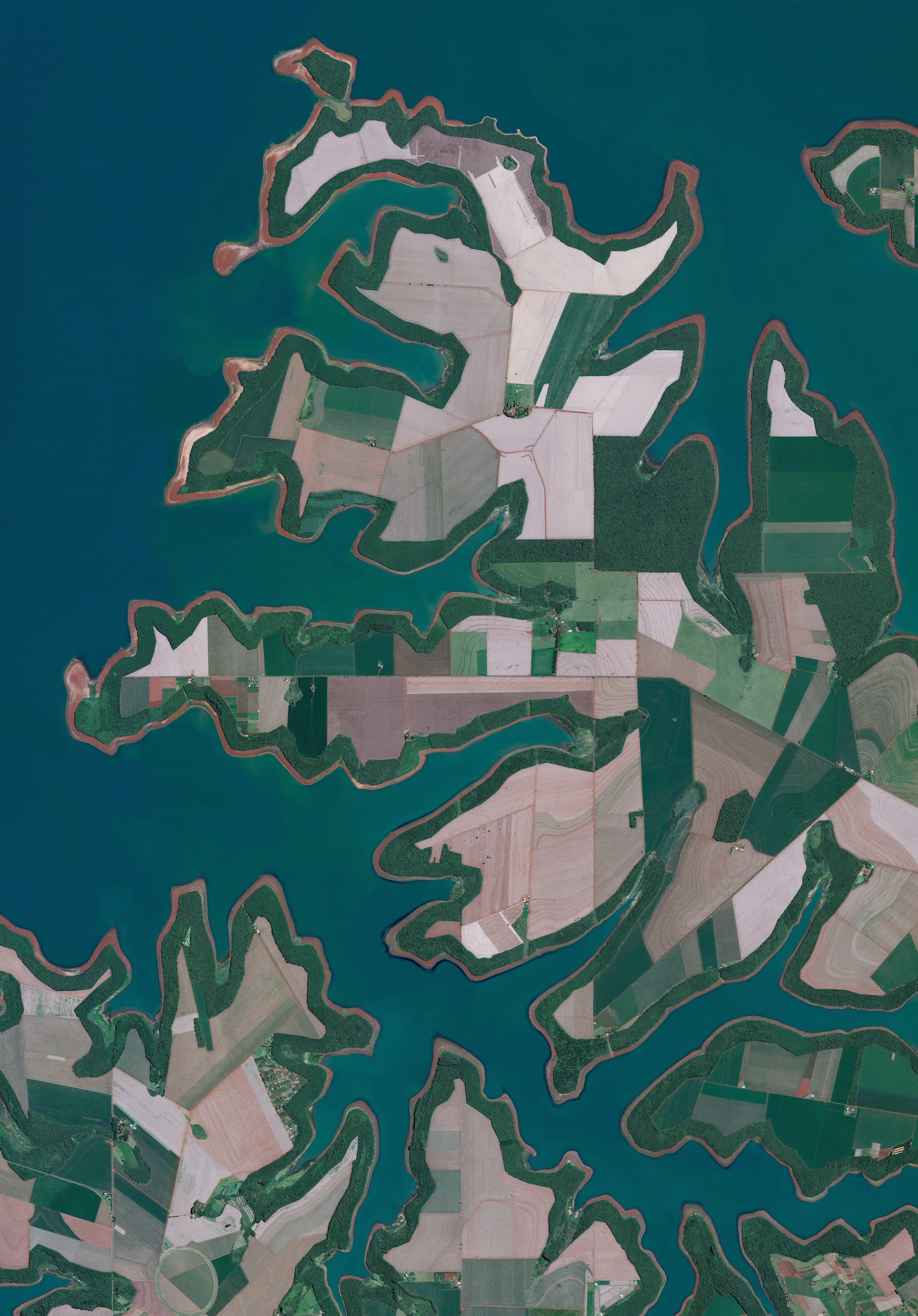 4/4/2016 Itaipu Reservoir Brazil / Paraguay -25.3056276, -54.420162 Agricultural fields line the shores of the Itaipu Reservoir—a body of water that forms the border between Brazil and Paraguay. The area’s tropical climate makes it an ideal place to grow sugarcane, coffee, tea, and cotton.