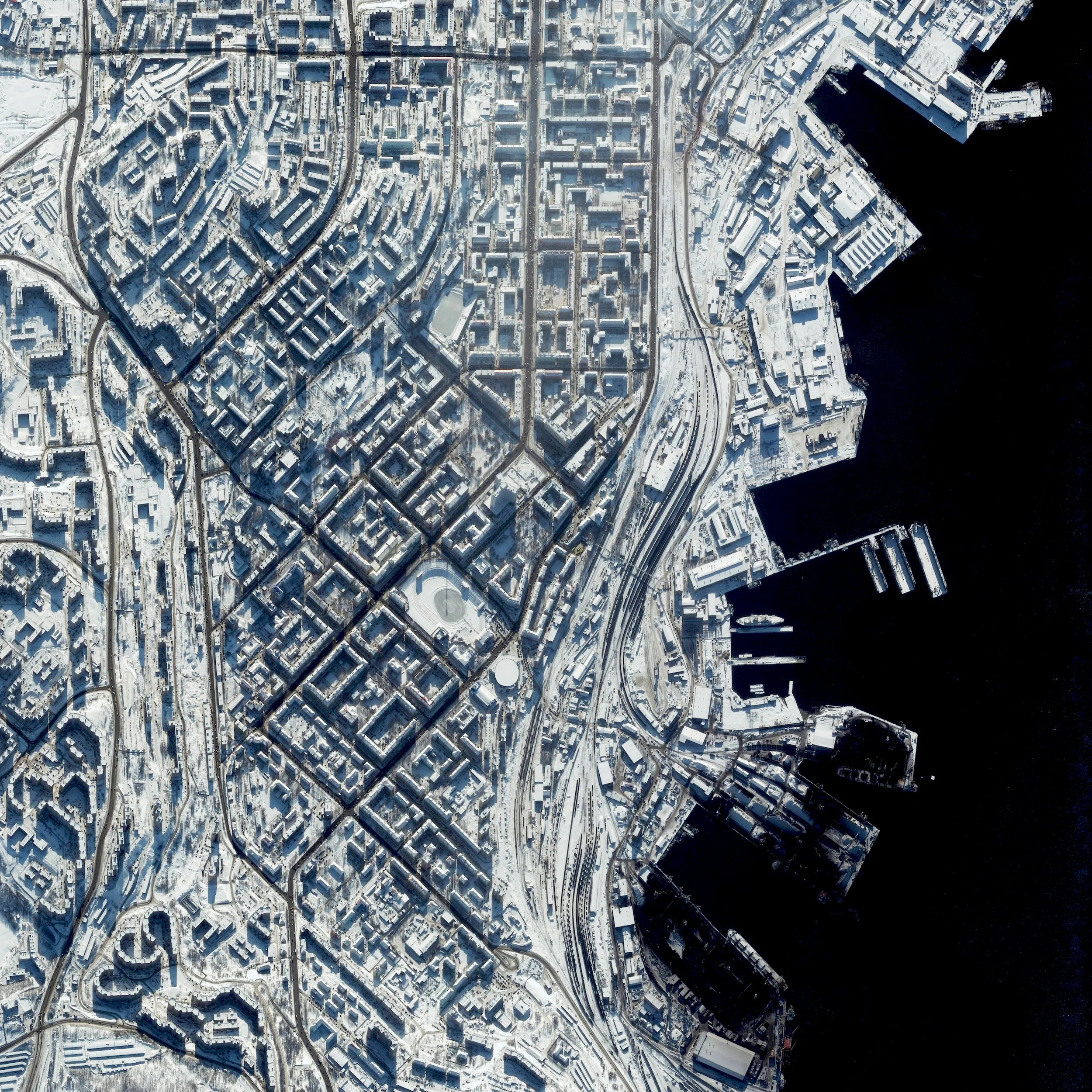 4/18/2016 Murmansk Murmansk, Russia 68°58′N 33°05′E Murmansk is a city located in the extreme northwest of Russia. With a population of nearly 300,000, it is the largest establishment north of the Arctic Circle. The record low temperature here is a blistering -39.4 degrees celsius (-38.9 degrees fahrenheit).