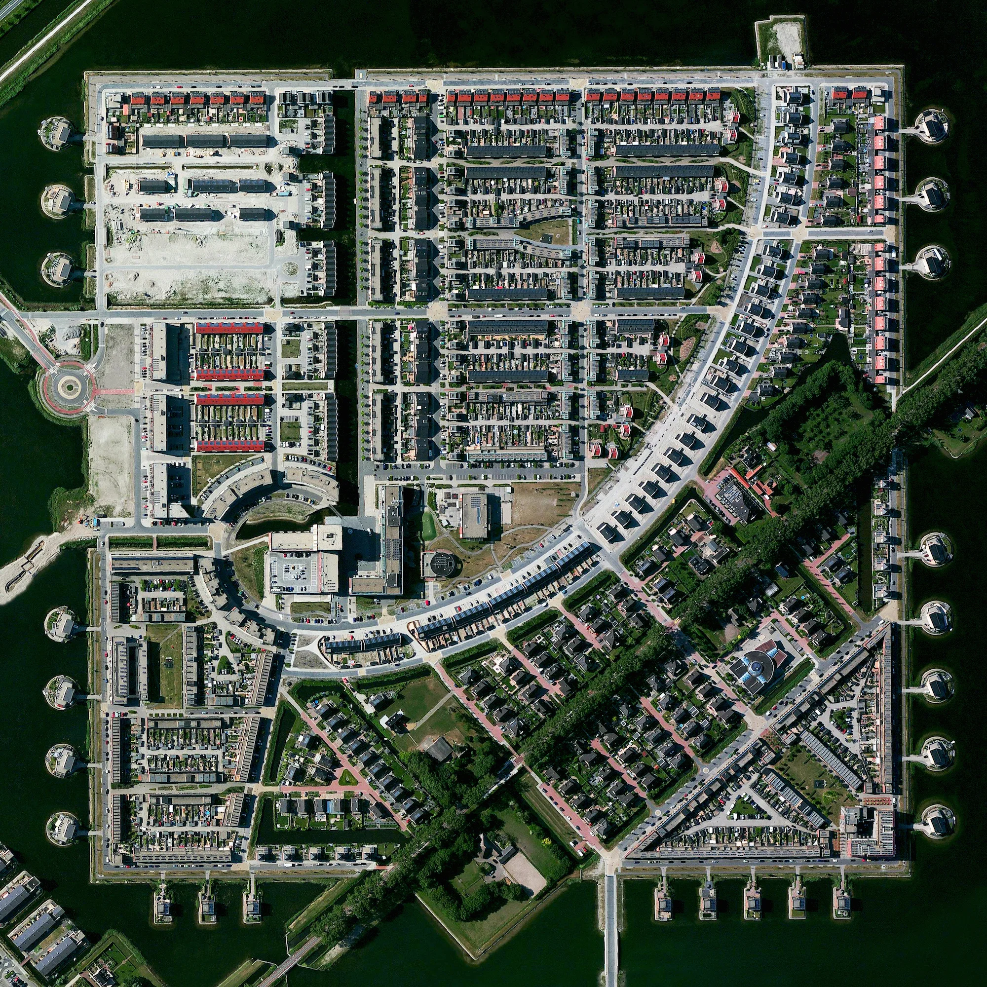 4/20/2016 Heerhugowaard Heerhugowaard, Netherlands 52°40′N 4°50′E Heerhugowaard, Netherlands is home to roughly 55,000 people. Because of extensive peat extraction and storm floods, many lakes developed in the region, including the one on which the town located. The reclaimed land of Heerhugowaard is situated three meters below sea level.