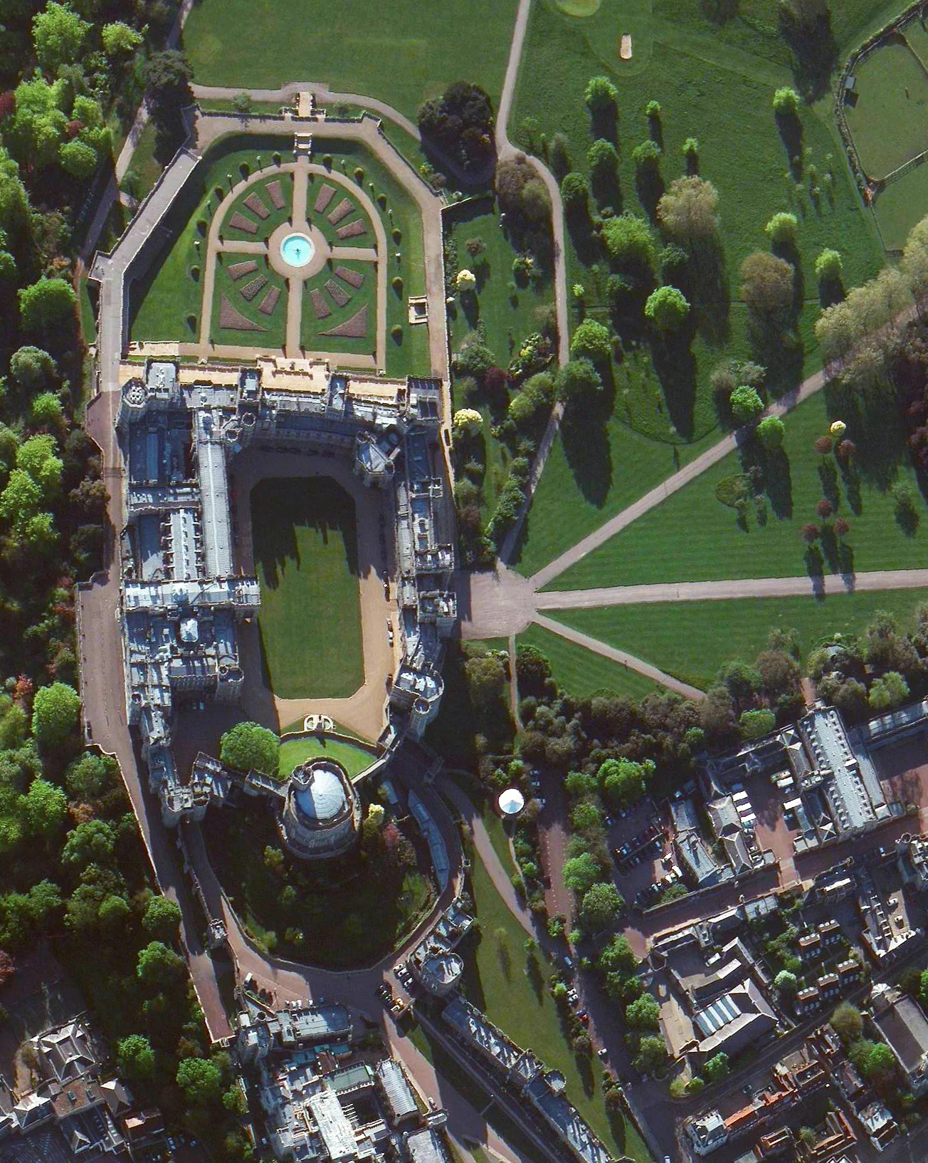 4/21/2016 Windsor Castle Windsor, England, UK 51°29′0″N 000°36′15″W Today Queen Elizabeth II celebrates her 90th birthday. Windsor Castle, located in English county of Berkshire and seen in this Overview, is one of her official residences and her preferred weekend destination. More than 500 people live and work in Windsor Castle, making it the largest inhabited castle in the world.