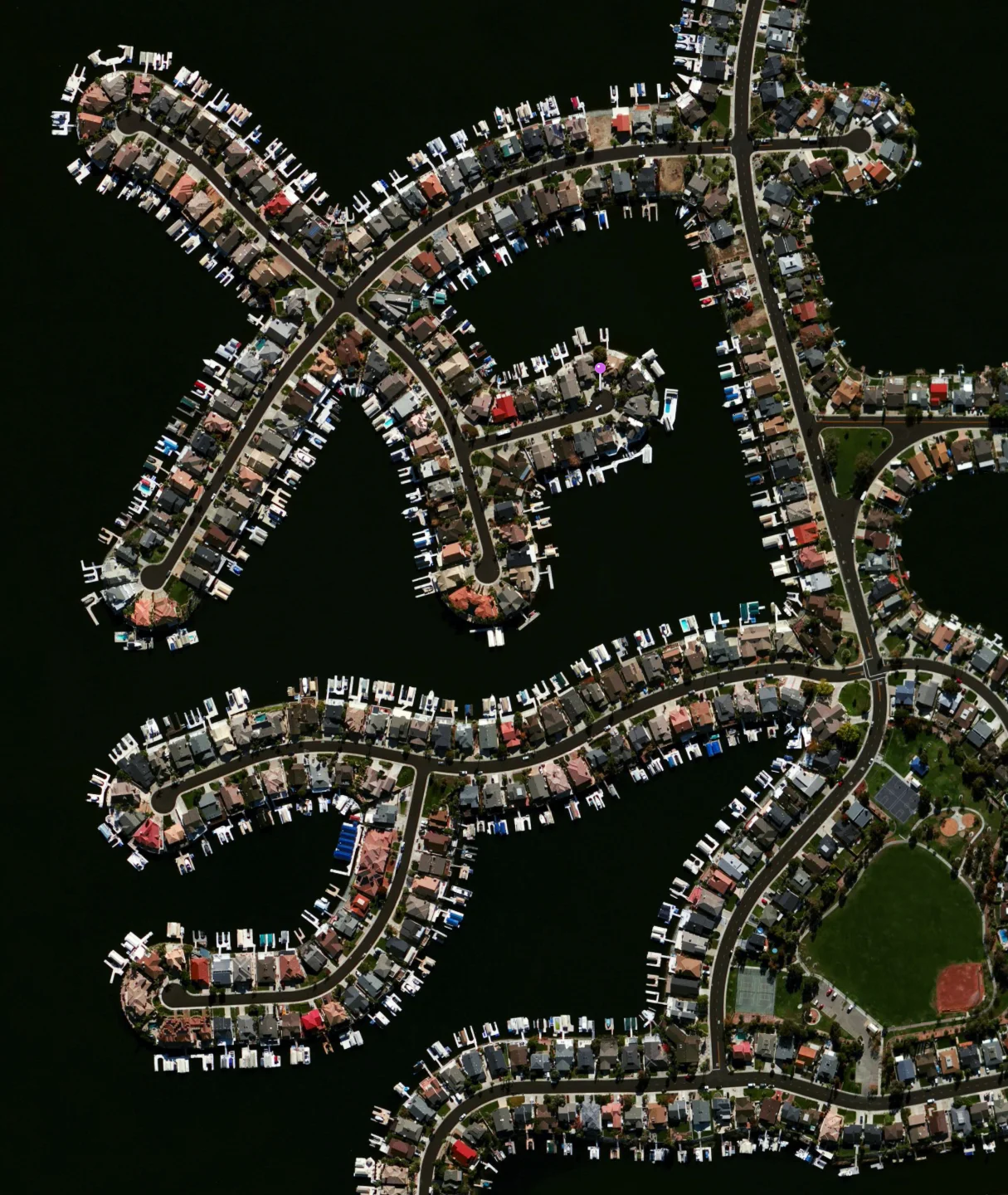 5/26/2016 Discovery Bay Discovery Bay, California, USA 37°54′31″N 121°36′01″W Discovery Bay is a waterfront community built on a network of man-made dikes in Contra Costa County, California, USA. Development of the area began in 1964 is now home to roughly 13,352 residents. As seen in this Overview, many residents have private docks with boat access to the Sacramento–San Joaquin River Delta.