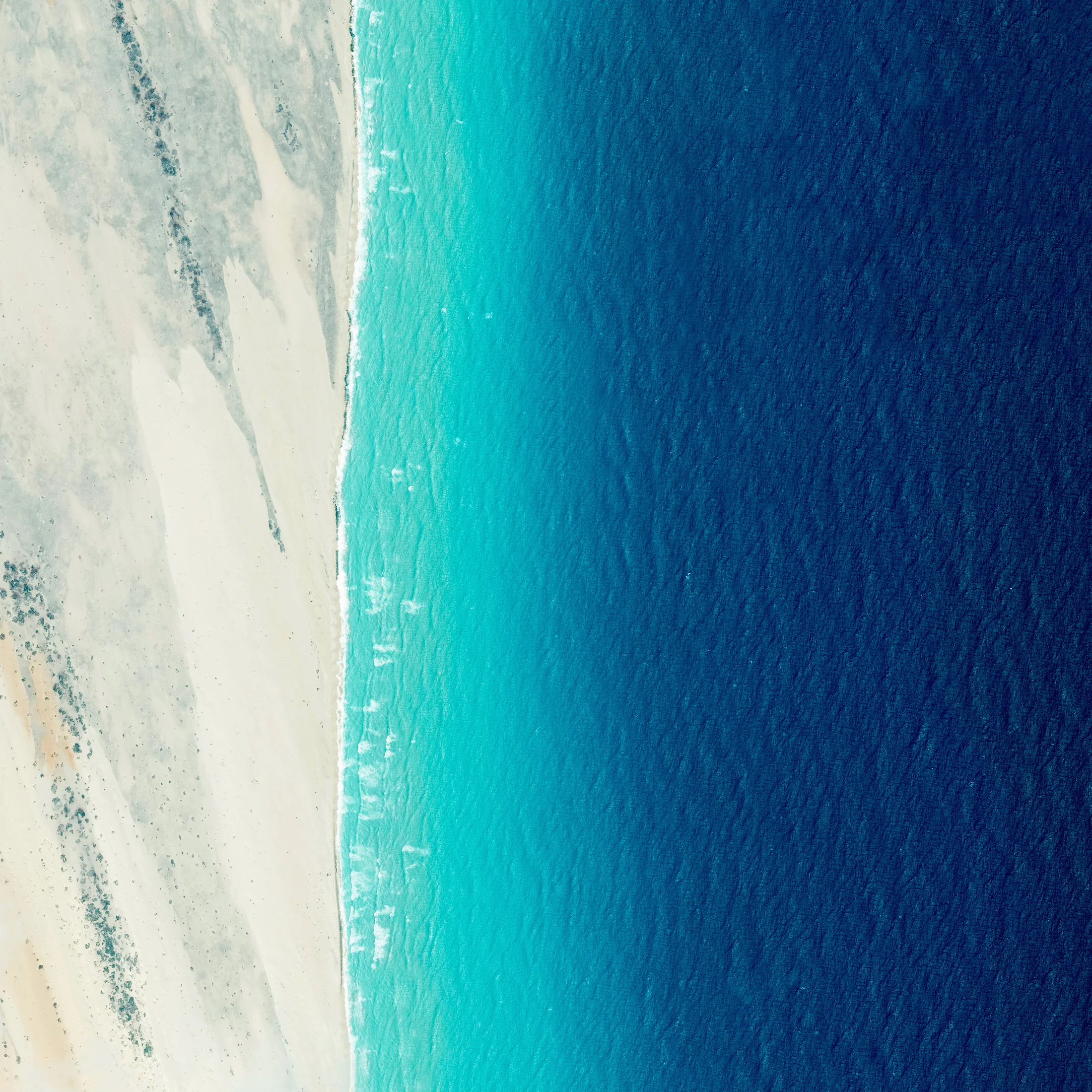 6/9/2016 Coastline El Hur, Somalia 5°00′N 48°16′E Waves roll into the shores of Somalia, by the village of El Hur. Located on the Horn of Africa, Somalia has the longest coastline on the mainland continent, stretching for more than 3,000 kilometers (1880 miles).