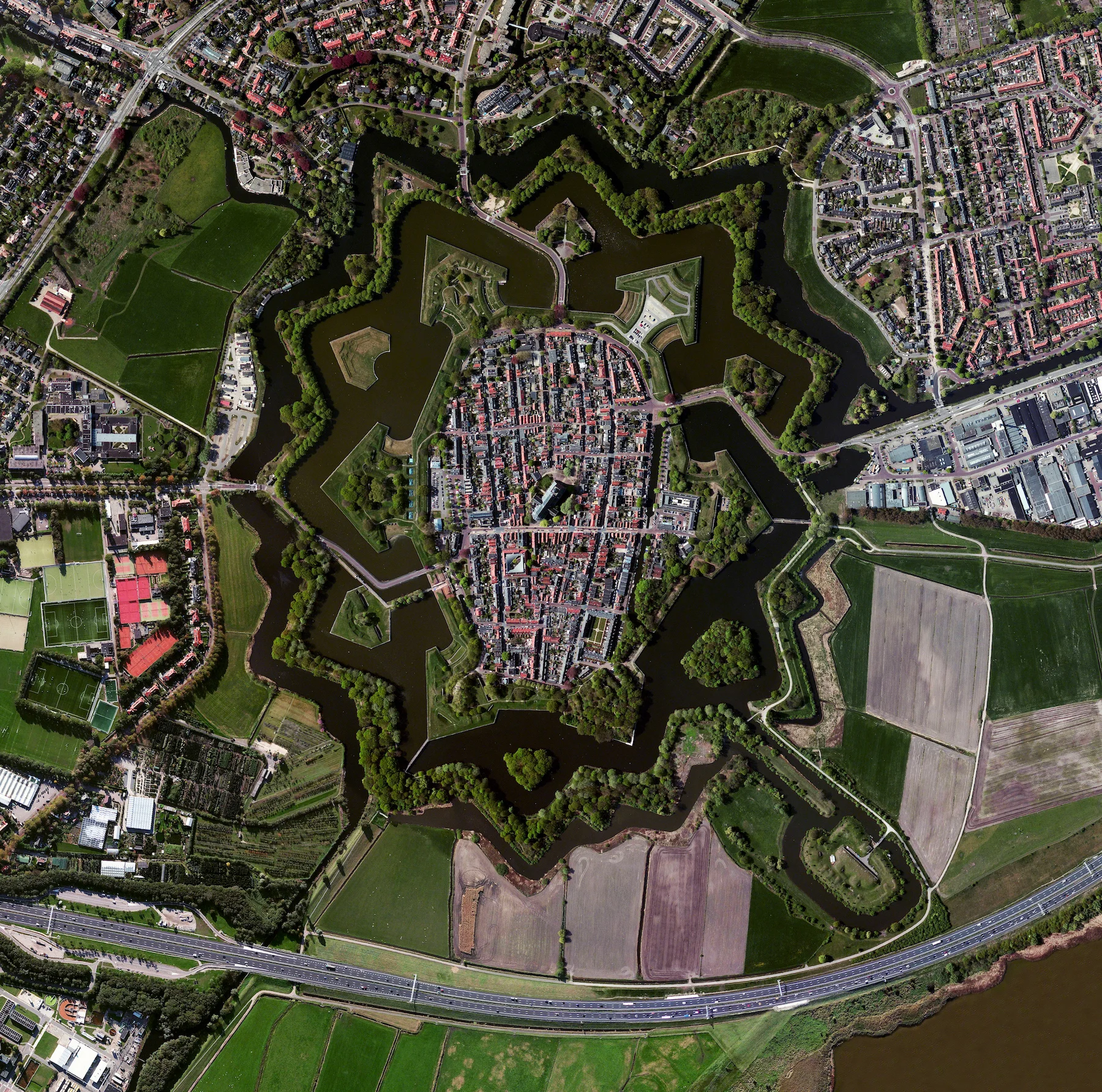 7/27/2016 Naarden Naarden, Netherlands 52°18′N 5°10′E Naarden is a star fort in the Netherlands. The city was constructed in the manner seen here so that an attack on any individual wall could be defended from the two adjacent star points by shooting at the enemy from behind. Today Naarden is home to roughly 17,000 residents.