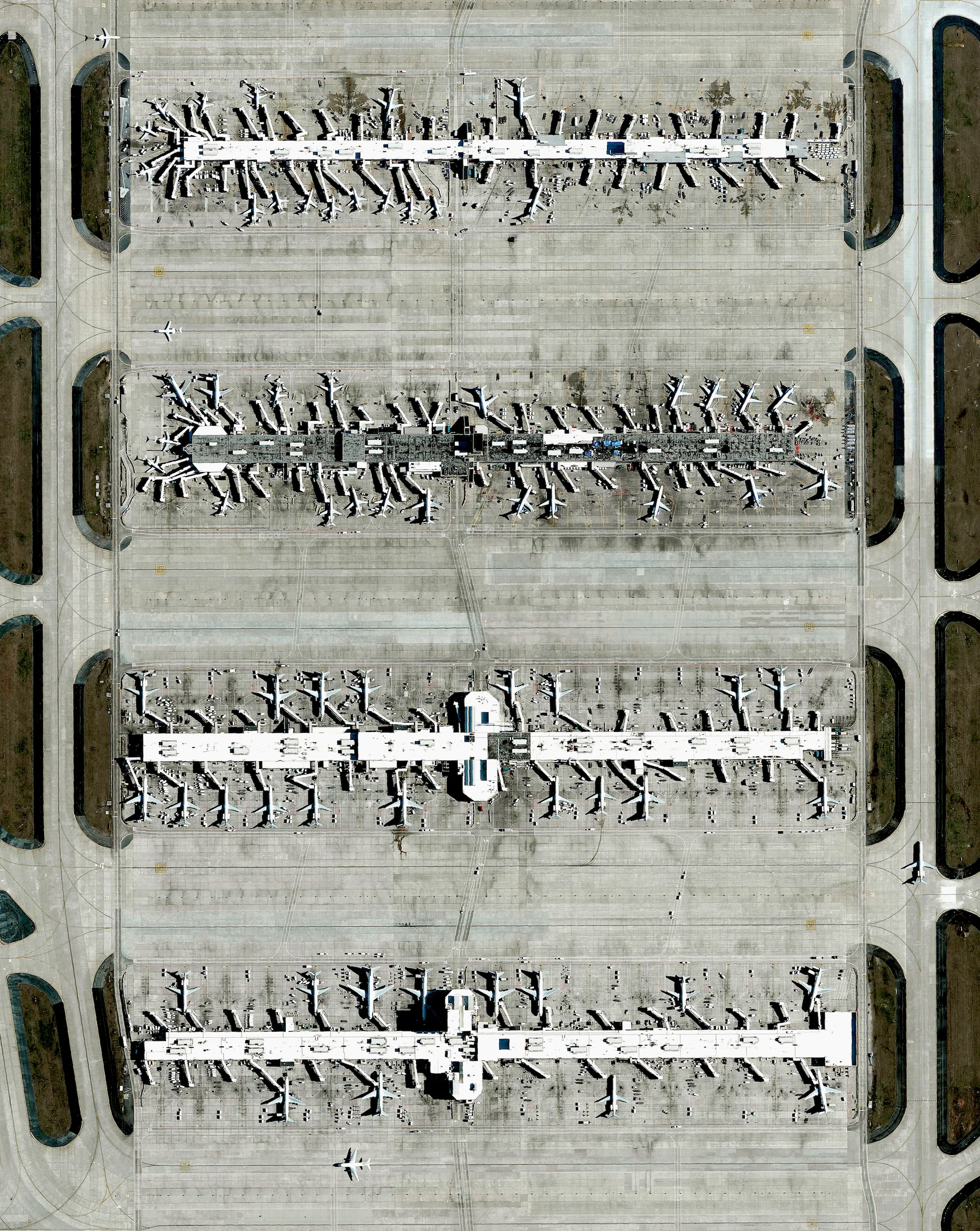 9/5/2016 Hartsfield-Jackson International Airport Atlanta, Georgia, USA 33°38′12″N 084°25′41″W Hartsfield–Jackson International Airport in Atlanta, Georgia, USA is the busiest airport in the world by total passengers and number of flights. In 2015, ATL accommodated more than 101 million passengers and 882,000 flights. Dozens of planes departing and arriving at concourses A-D are seen in this Overview. 