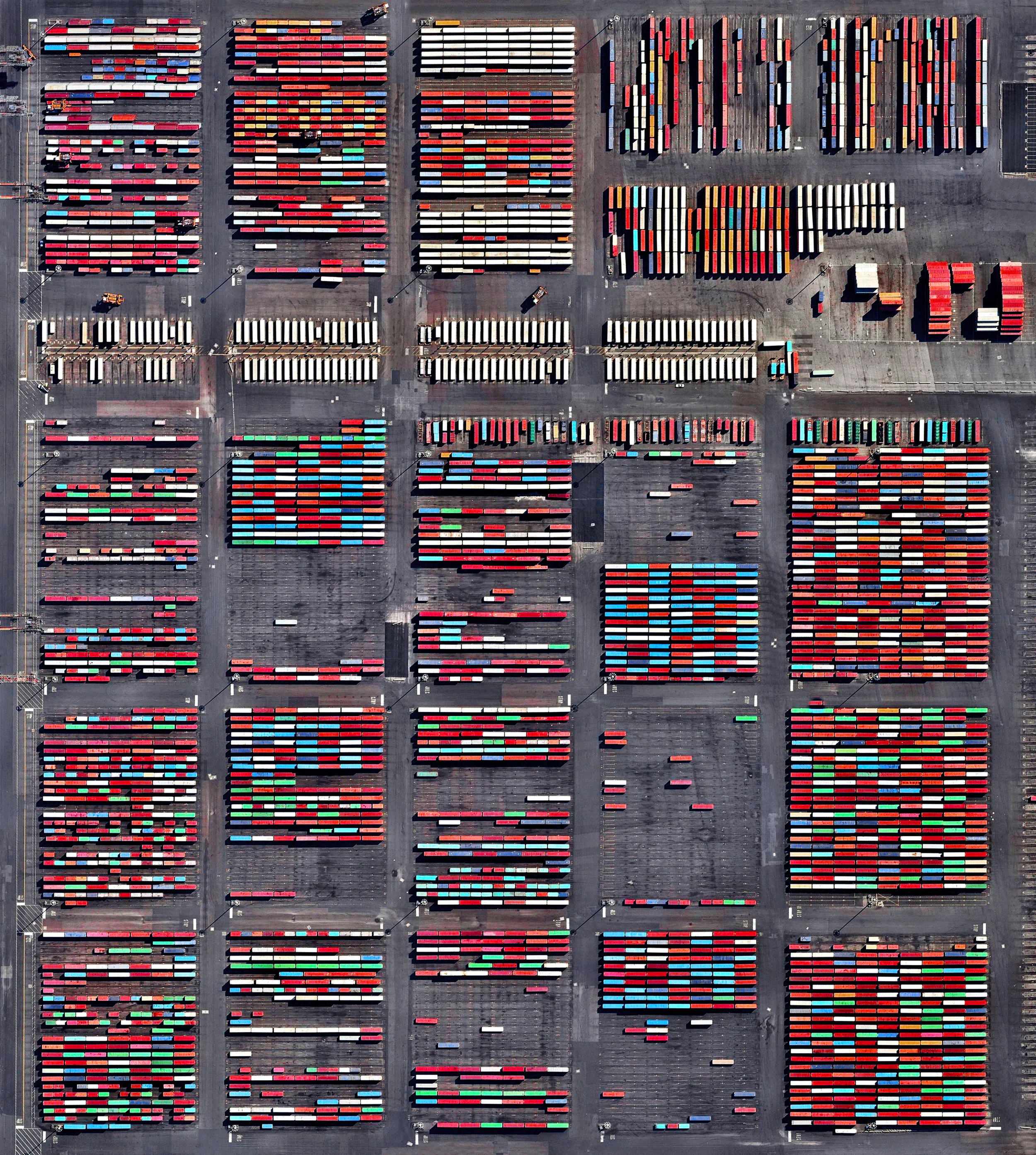 9/27/2016 Port Newark Newark, New Jersey 40°40′54″N 74°09′02″W Shipping containers are stacked at the Port Newark Container Terminal in Newark, New Jersey, USA. The massive facility handles over 600,000 shipping containers every year and has begun expansion projects that will increase annual capacity to 1.1 million containers by 2030.