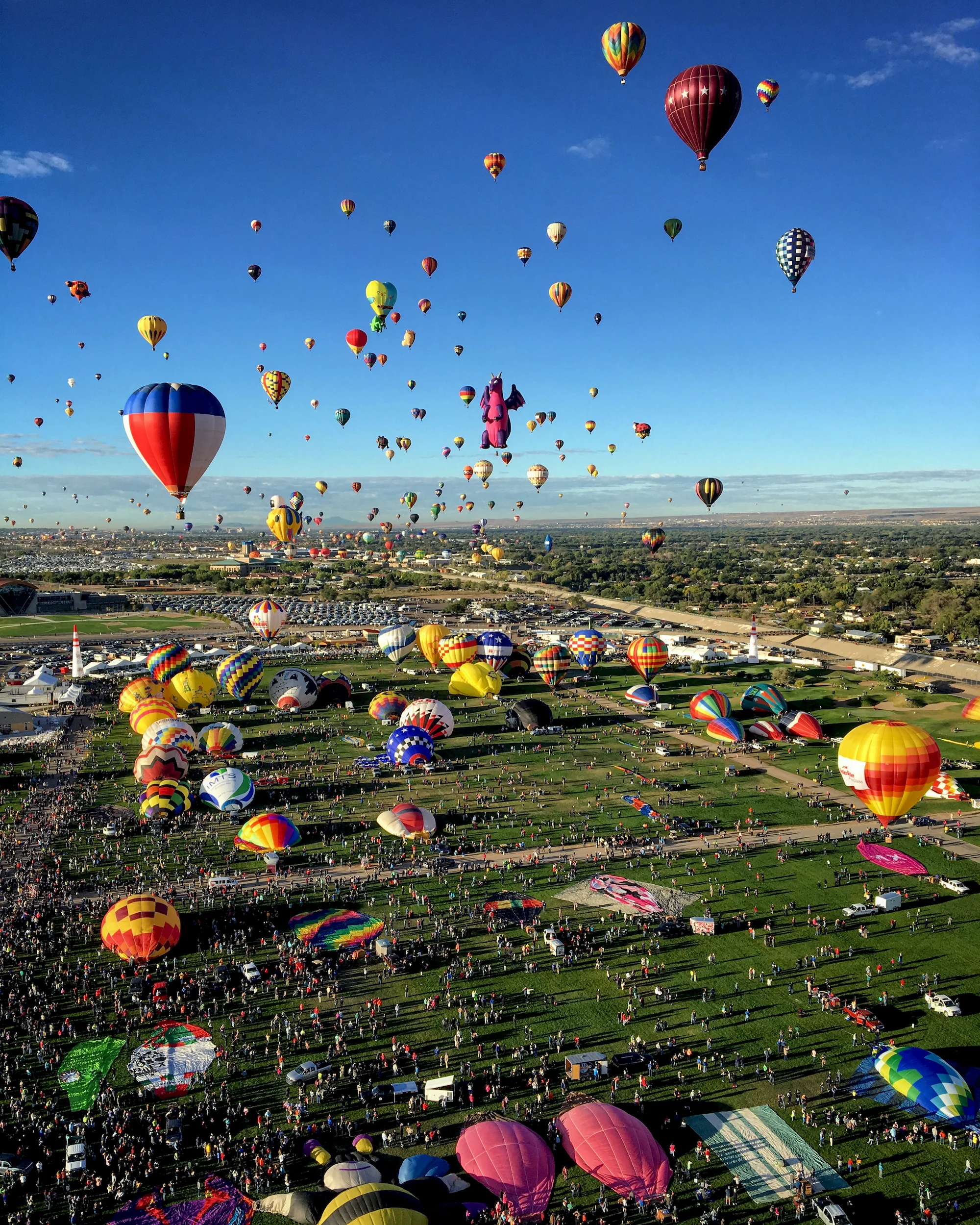 10/5/2016 Albuquerque International Balloon Fiesta Albuquerque, New Mexico, USA 35°11′46″N 106°35′51″W The Albuquerque International Balloon Fiesta is currently underway in Albuquerque, New Mexico, USA. The annual, nine day event is the largest event of its kind in the world with more than 500 balloons. This incredible overview, captured by Alexandra Grumblatt, captures an event known as a “mass ascension” when all participants launch in two waves, filling the sky with hundreds of balloons at once.