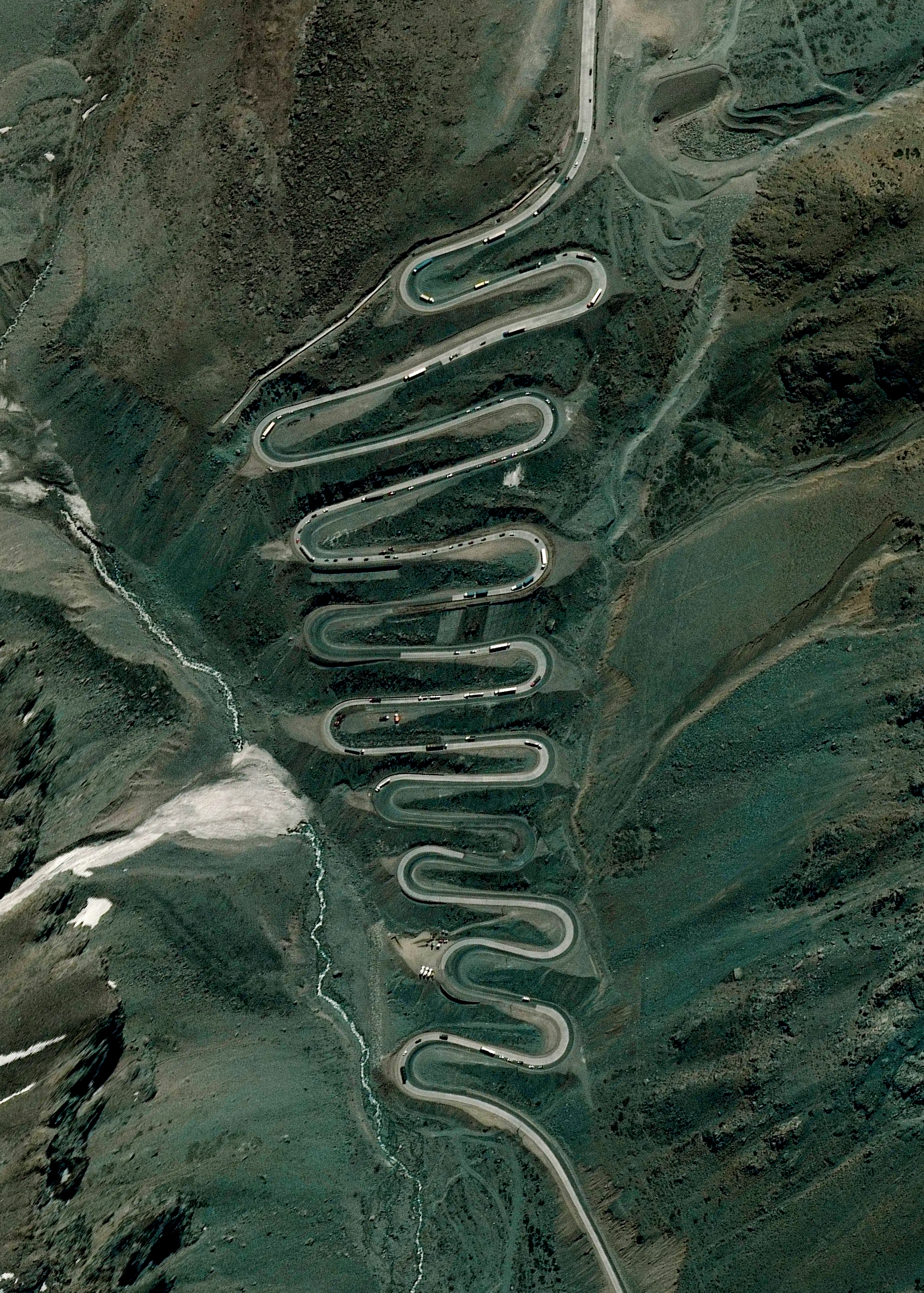 10/17/2016 Los Caracoles Pass Andes Mountains 32°51'6"S 70°8'16"W Los Caracoles Pass, or The Snails Pass, is a twisting mountain road located in a remote section of the Andes Mountains on the Chilean side of the border with Argentina. The path climbs to an elevation of 10,419 feet, has no roadside safety barriers, and is frequented by large trucks.