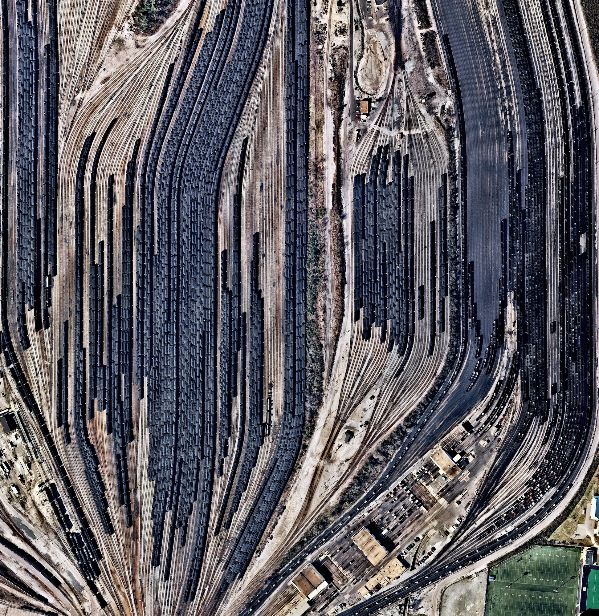 4/6/2017 Lamberts Point Pier 6 Norfolk, Virginia 36.875248962°, -76.320259862° Train cars filled with coal are stationed in Norfolk, Virginia. Operated by the Norfolk Southern corporation, Lamberts Point Pier 6 is the largest coal-loading station in the Northern Hemisphere and serves at the temporary depot for the company’s fleet of 23,000 coal cars. Source imagery: NearMap