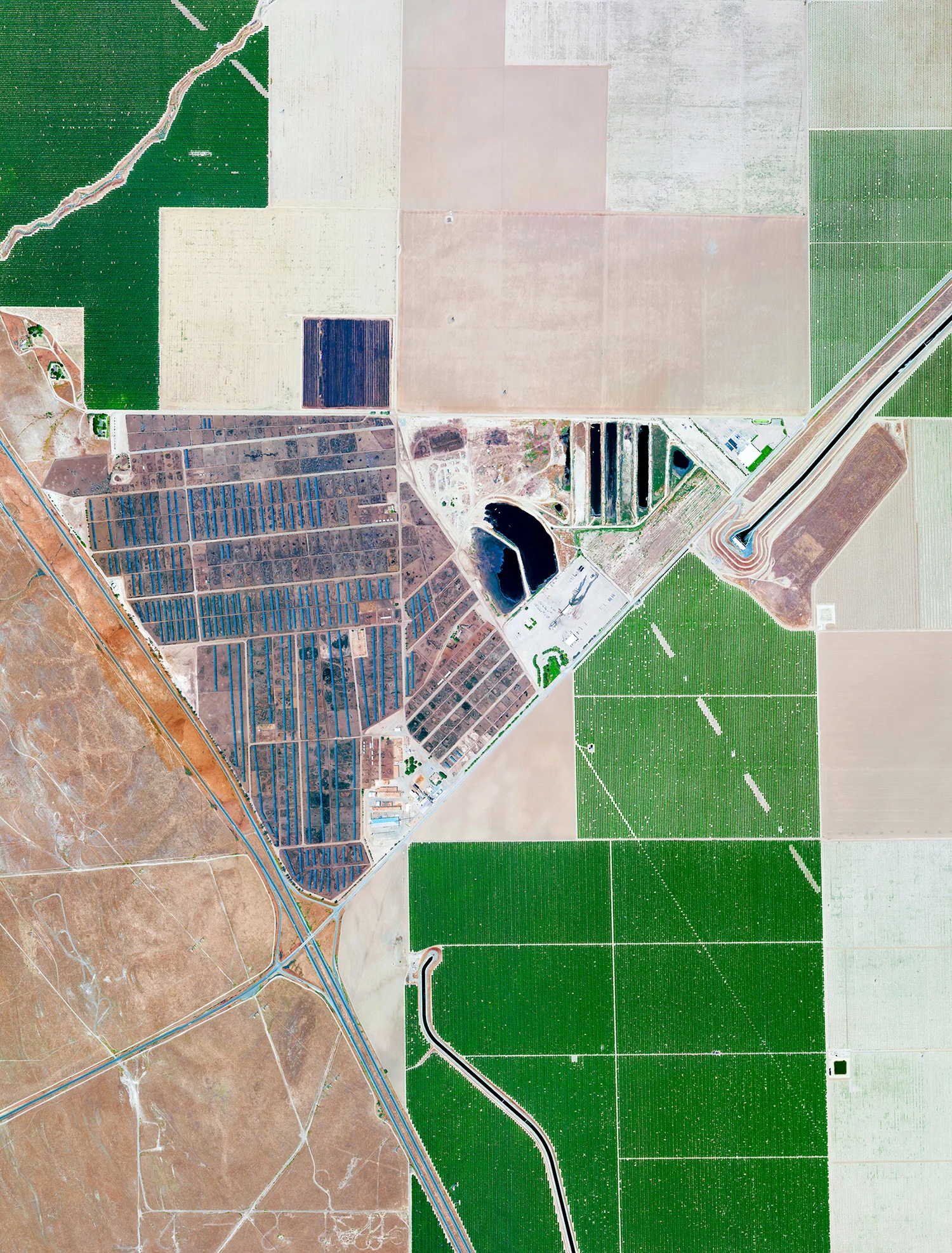 5/29/2017 Harris Cattle Ranch San Joaquin Valley in California 36.305402, -120.258655 Harris Cattle Ranch is located in the San Joaquin Valley in California. Spanning 800 acres with a a cattle population of over 100,000, the facility produces 150 million pounds of beef per year, making it the largest beef producer on the West Coast of the United States.