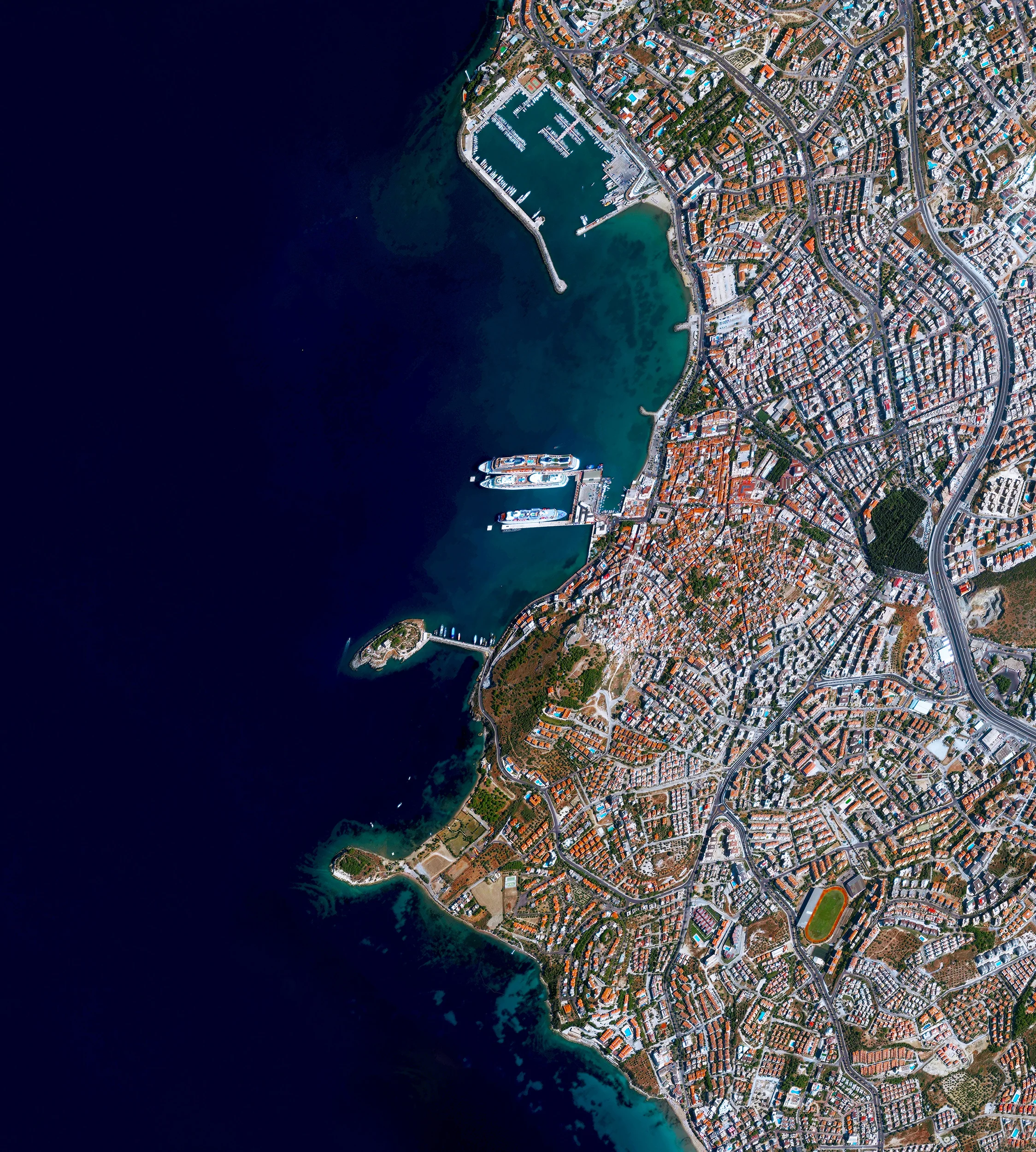 7/3/2017 Kuşadası is a resort town located on the Aegean Sea in Turkey. While the town has roughly 64,00 residents for most of year, in the summer months its population can rise to nearly half a million people with the influx of tourists. 37°51′35″N 27°15′35″E