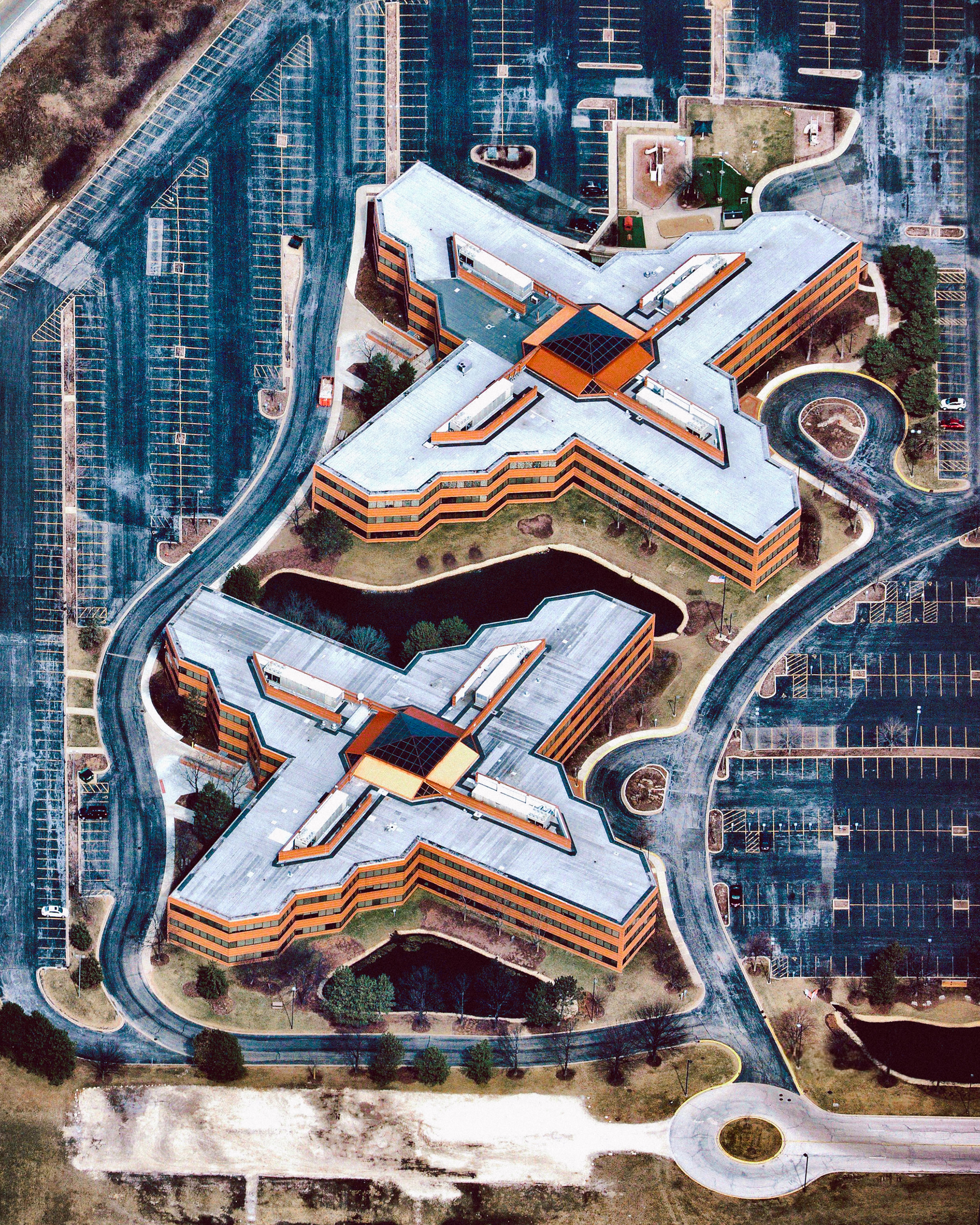 This Overview shows two star-shaped office buildings in a business park in Oak Brook, Illinois. A suburb of Chicago, Oak Brook has served as home to the headquarters of several notable companies and organizations including: Ace Hardware, Blistex, McDonald’s, Ferrara Candy and Lions Clubs International. 41.842956°, -87.955733° Source imagery: Nearmap
