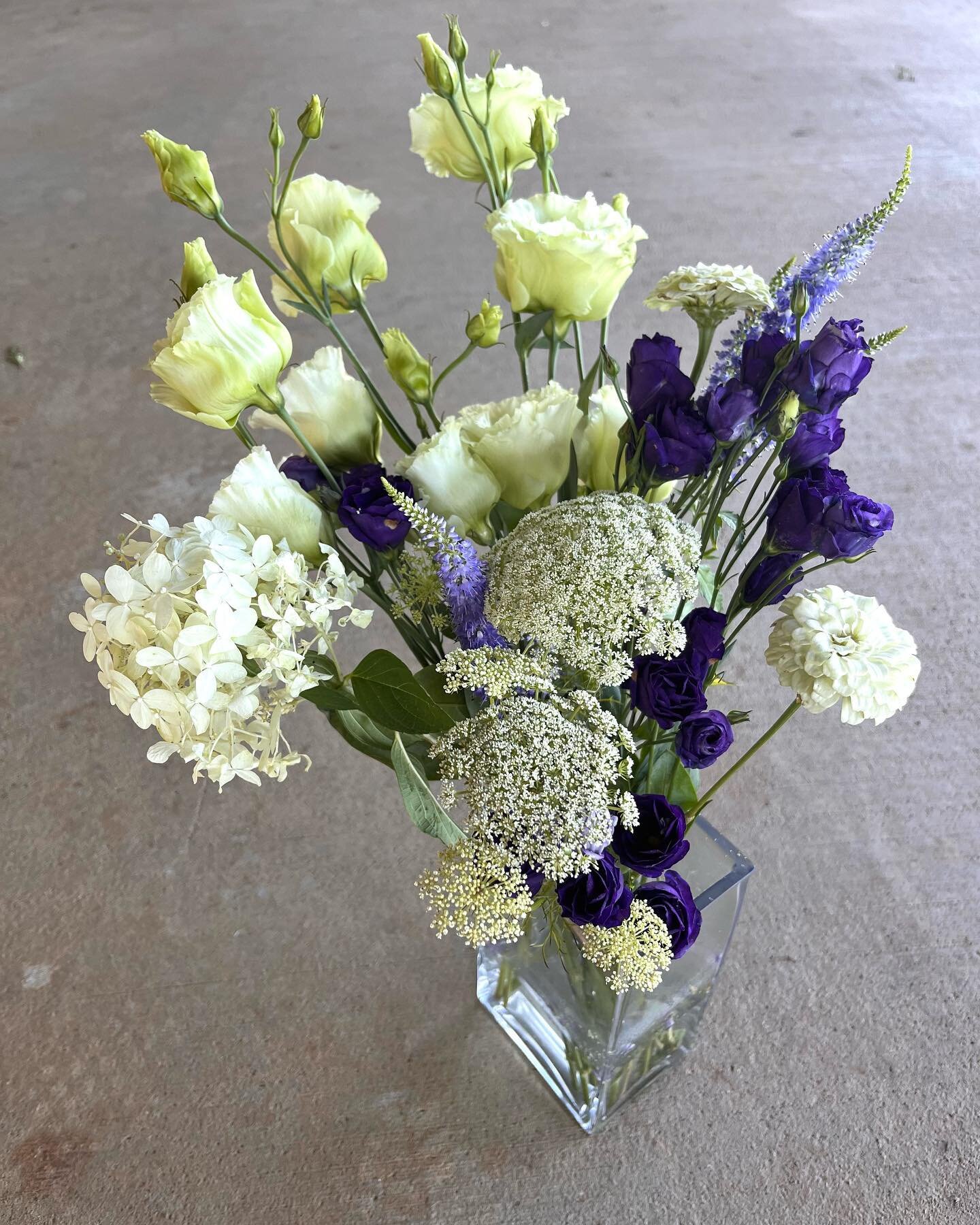 I got this lovely bouquet from @petalpatchflowerfarm a week ago and it is still looking great!  Julianne understands quality and the importance of vase life.  Check her out at the Leesburg Market every Saturday.