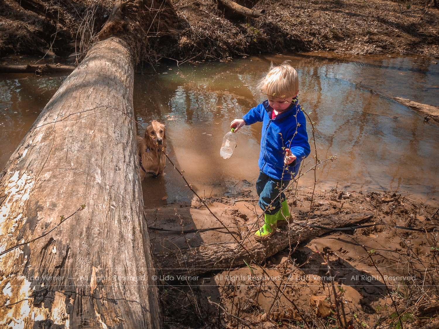 Káva and Michael working together to remove trash from the creek