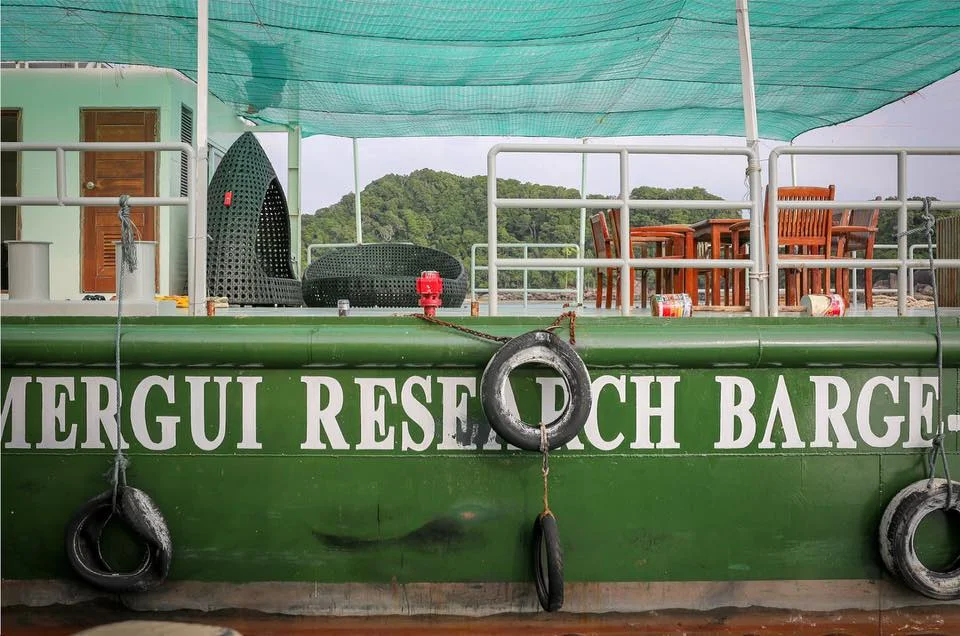 The dedicate research barge of Boulder Bay Island. Feb 2018