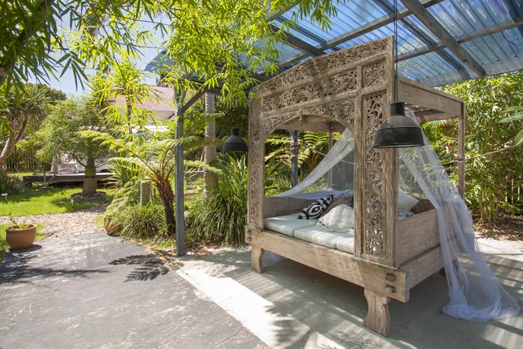 DAYBED amoungst the grounds