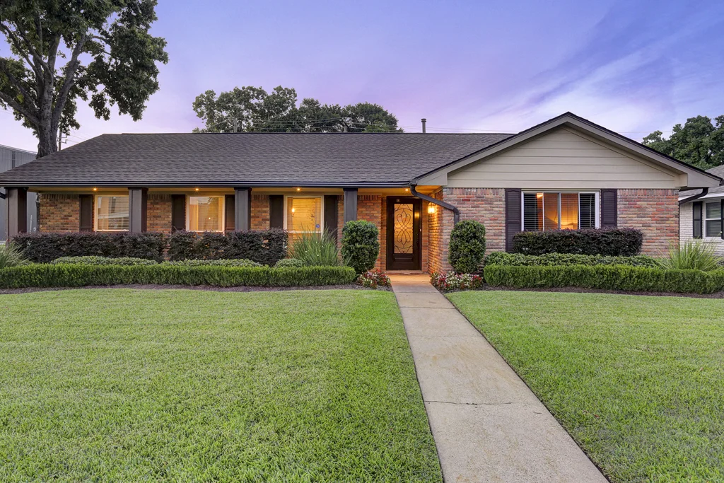 6750 Lindyann, 599,000! (Timbergrove Manor)