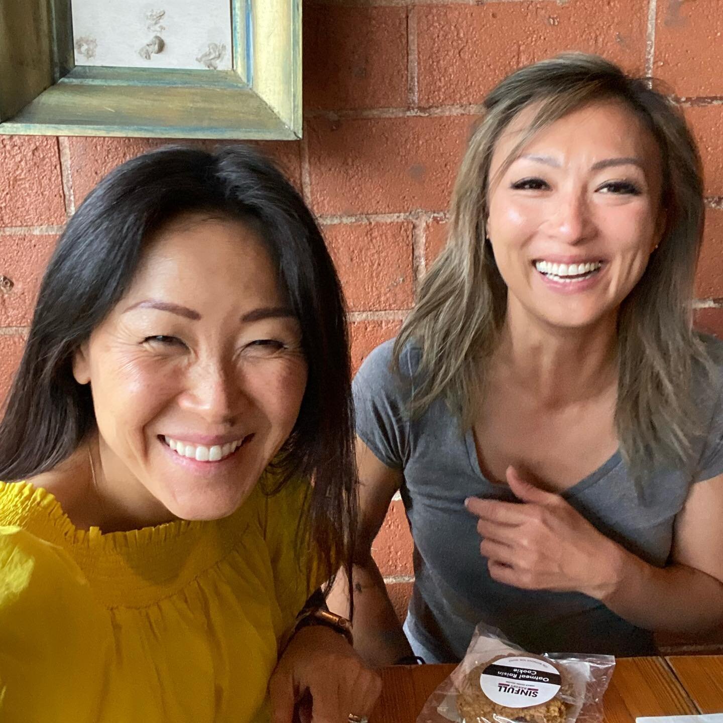 When you've been friends for over 27 years but haven't seen each in other in 3, you might need a little photo taking practice but your friendship is always the same. 👭🏻 Love these Sinful Oatmeal Raisin cookies! 🍪🌱