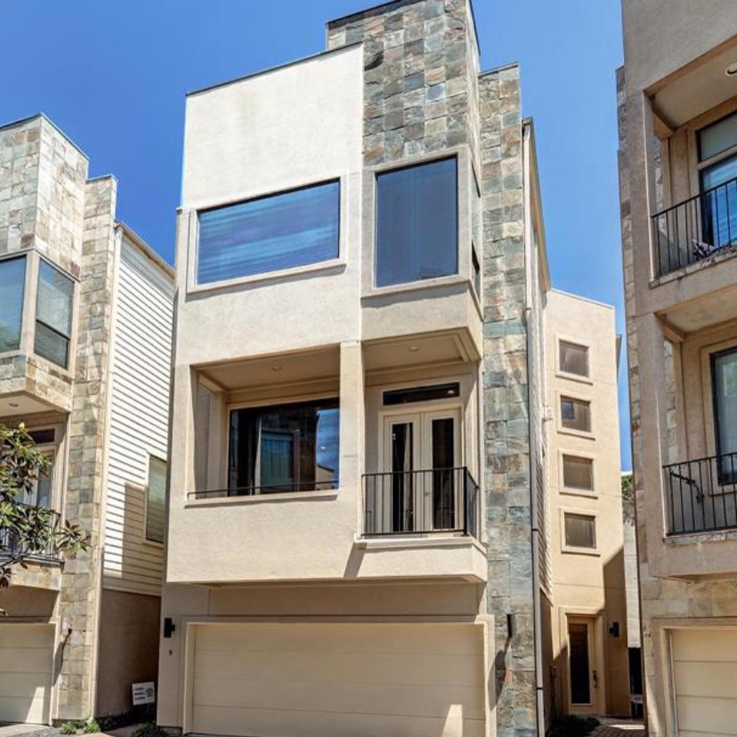 Tucked away in one of the city's most desirable and sought-after neighborhoods, this modern patio home by Waterhill is sure to impress! Relaxed and stylish interior with sleek modern touches, high ceilings, and big picture windows bring in a bright s