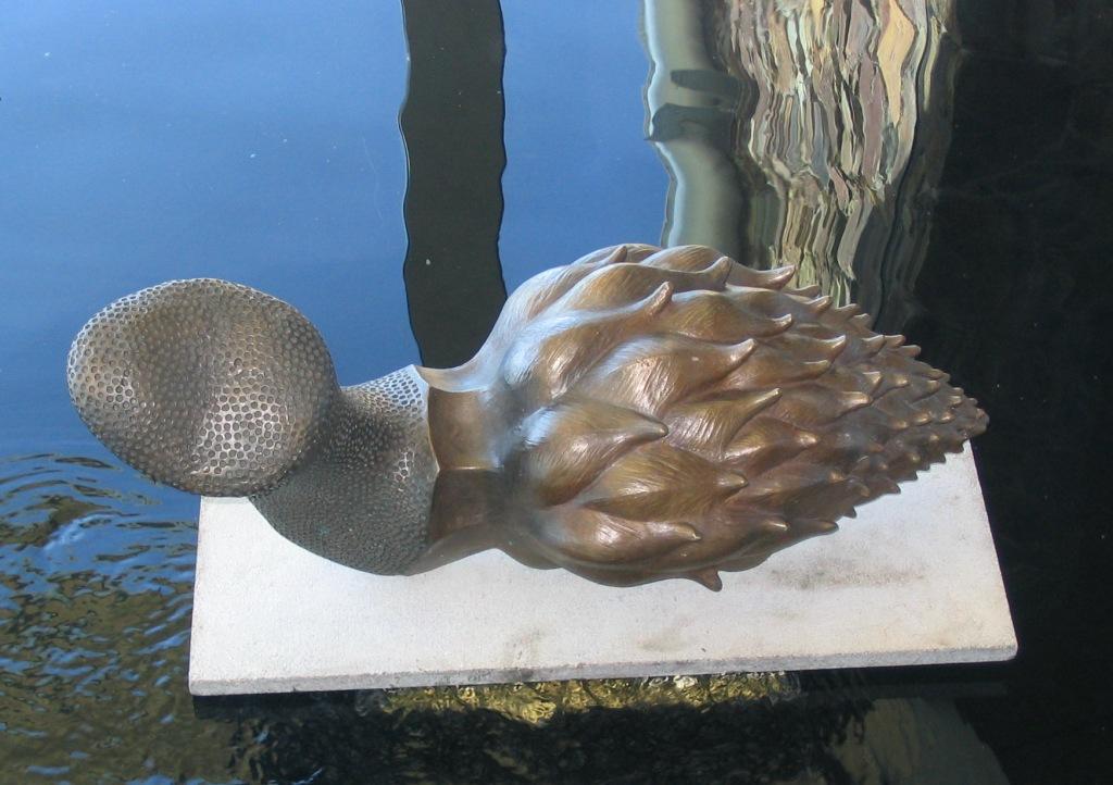 Bud and Hive . Yerring Art Award, second prize. (Bronze. Length 85 cm.)