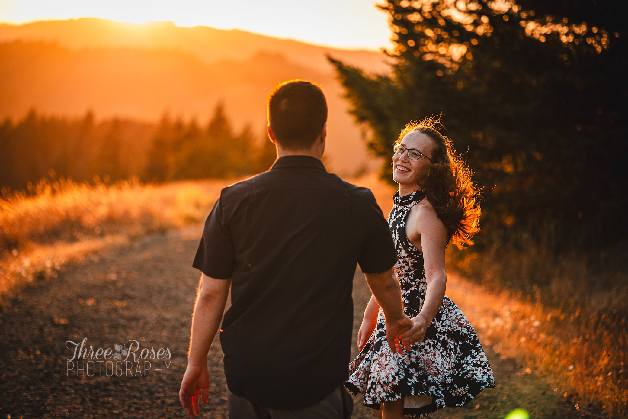  engagement session corvallis oregon fitton green photography photographer golden hour sunset engagement photo session  