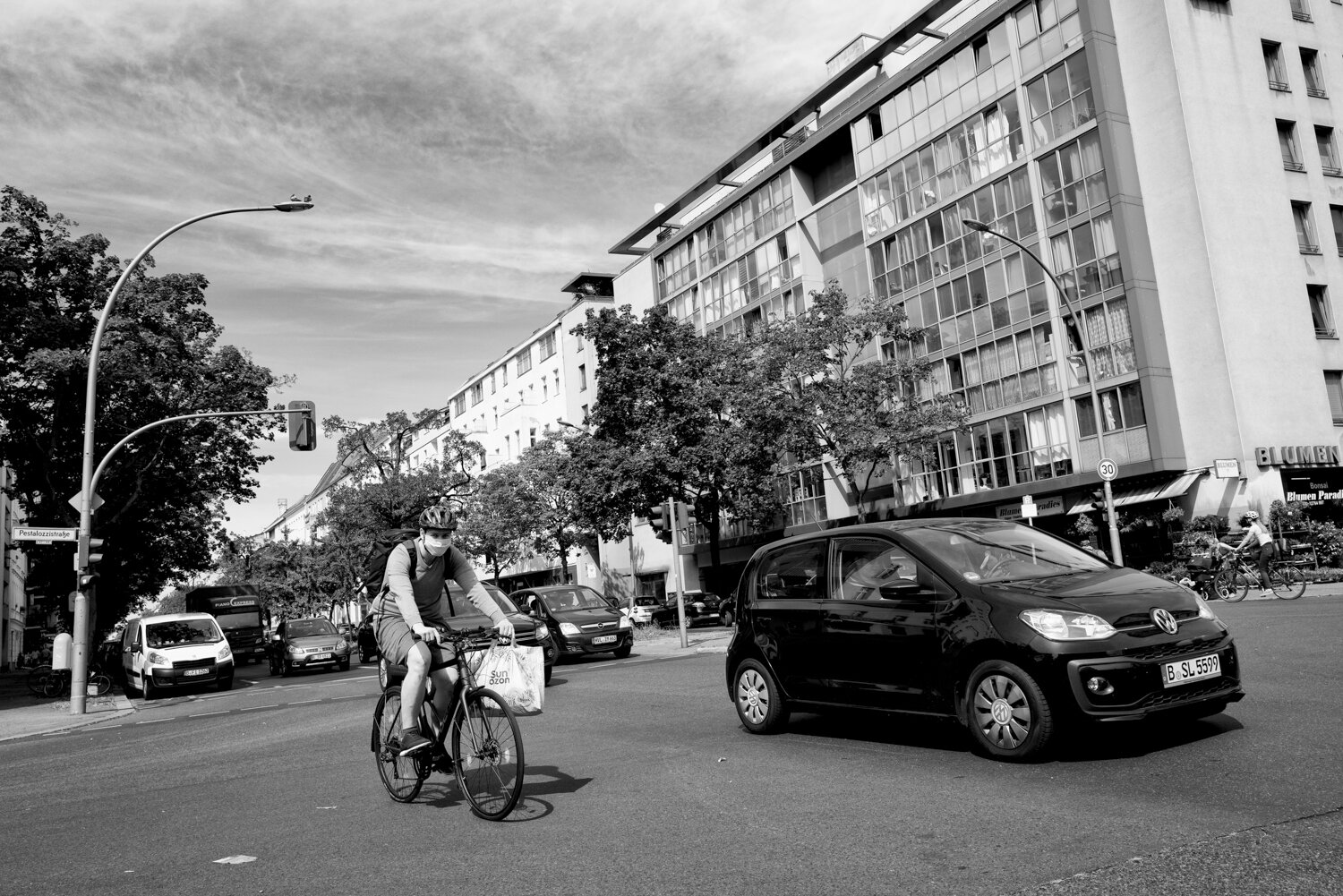  Wearing masks outside is now more popular. Pestalozzistraße und Kaiser-Friedrich-Straße 30 July 2020 