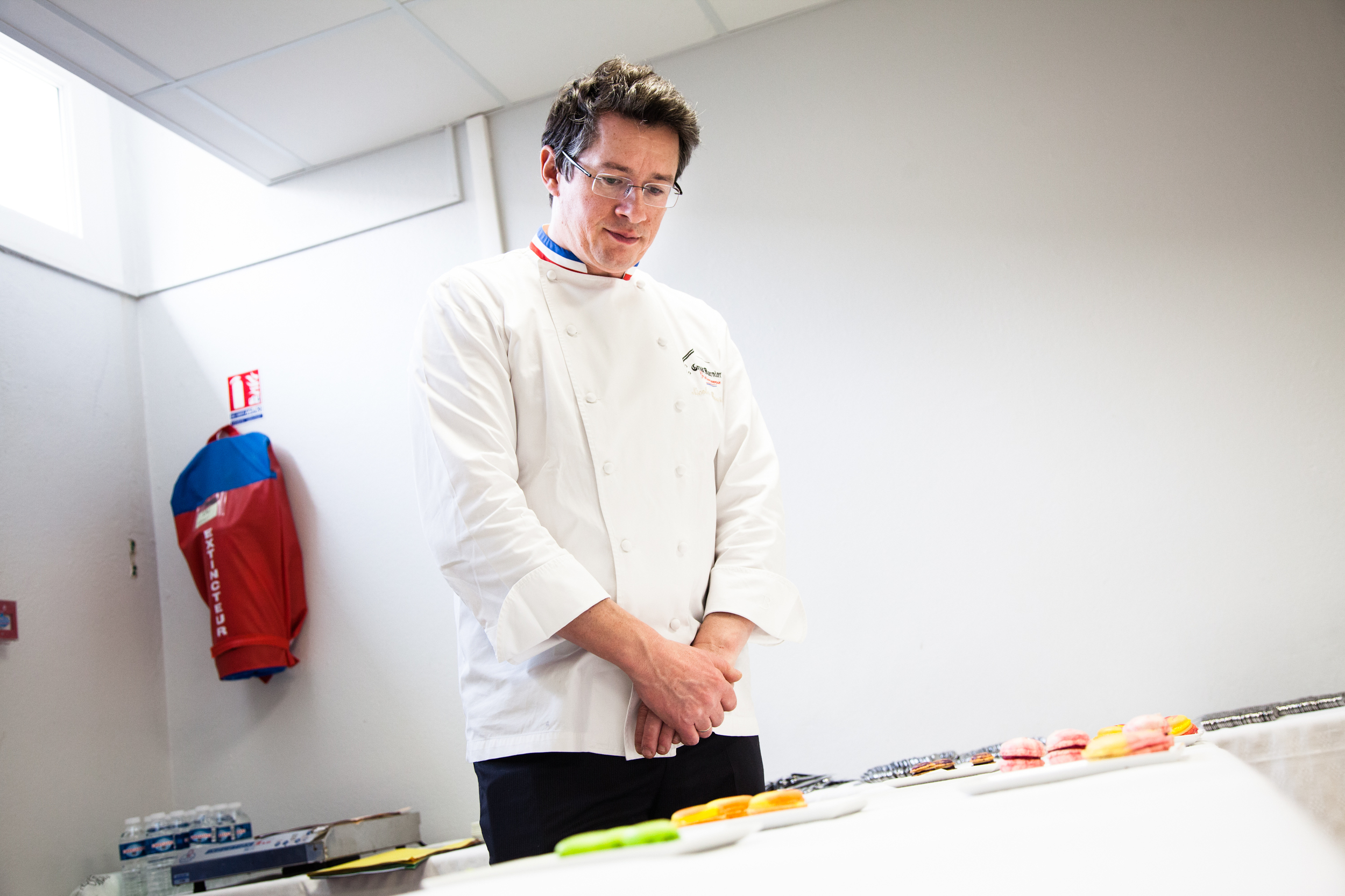  Nicolas Boussin, devant les macarons des candidats, avant la dégustation. 