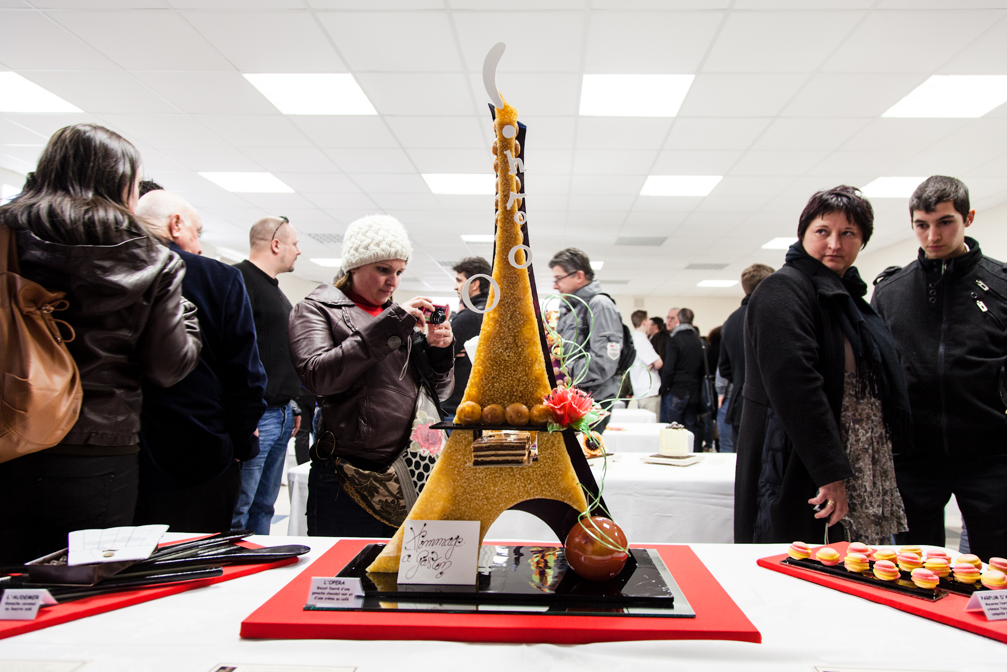  Les pièces et buffets, après avoir été notés, sont présentés au public. 