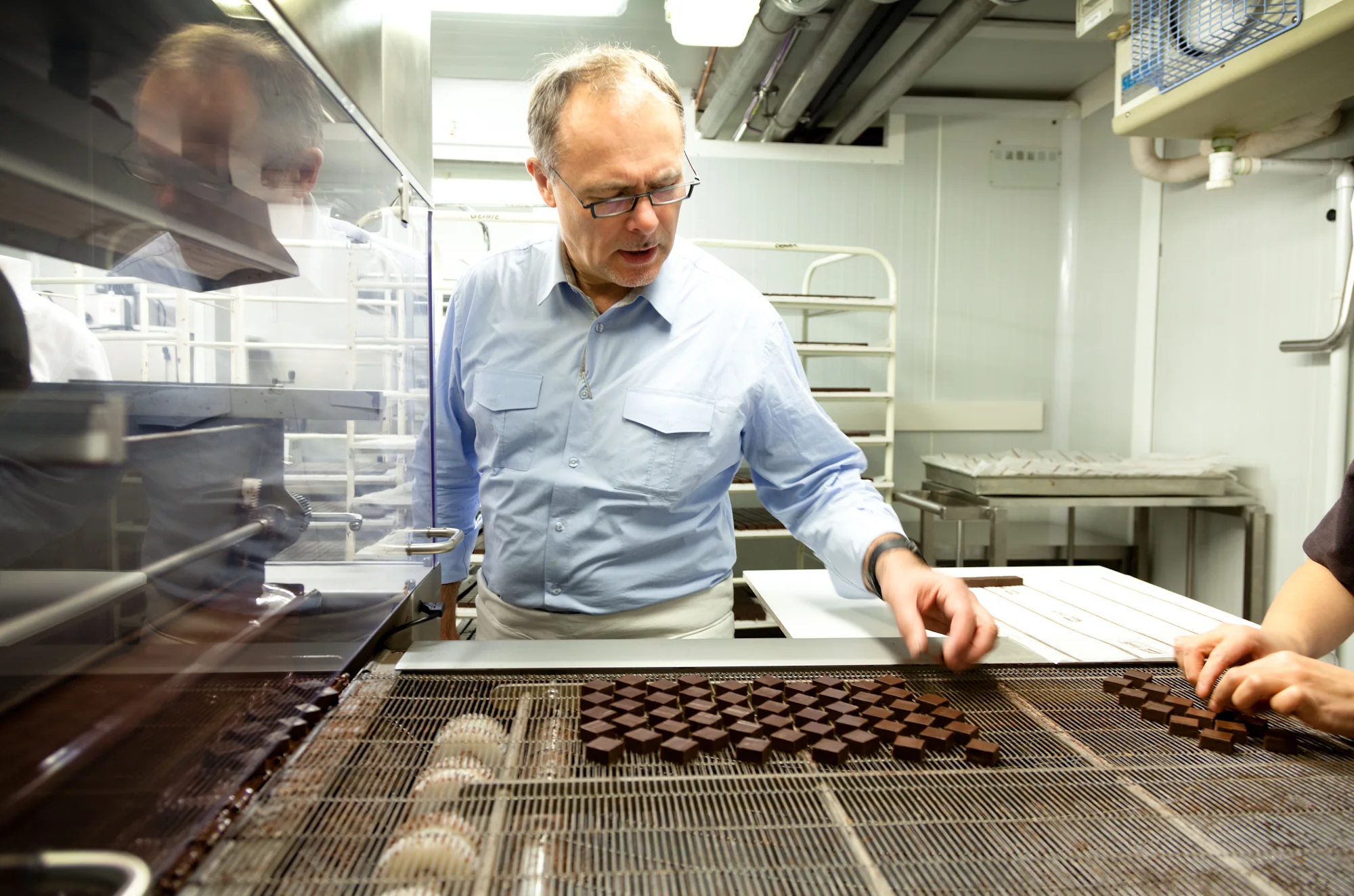 Dès 8h00, dans son laboratoire de Bois-Colombes, Jean-Paul Hévin fait le tour de son atelier de production. © T.Caron