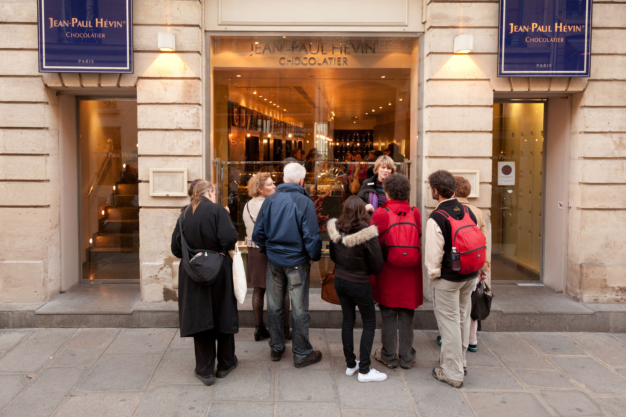  Devant la boutique de la rue Saint-Honoré, un guide et son groupe de touristes américains. © T.Caron 