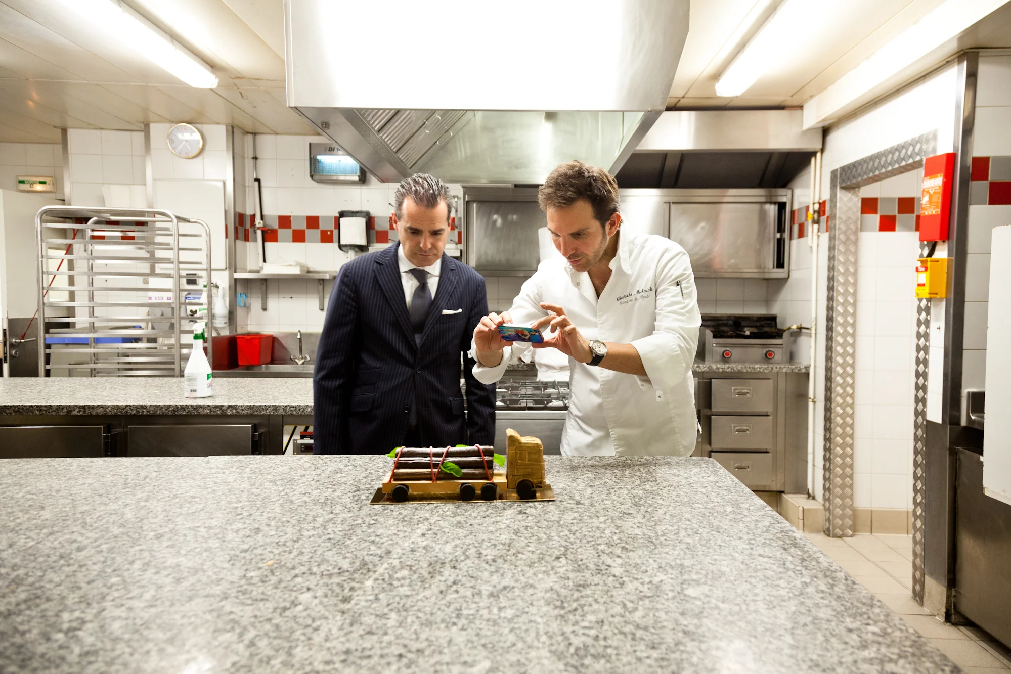 Christophe Michalak présente sa proposition de bûche de Noël à Pascal Billard, directeur adjoint de l'hôtel. © T. Caron