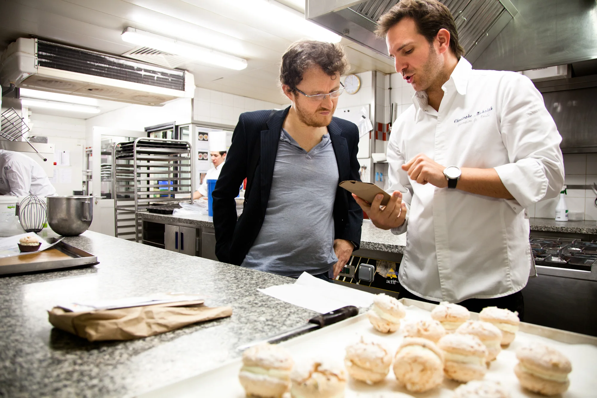 En discussion avec Pierre Tachon, designer. Les emballages de la future marque sont une partie intégrante de la pâtisserie de rue imaginée par Christophe Michalak. © T.Caron