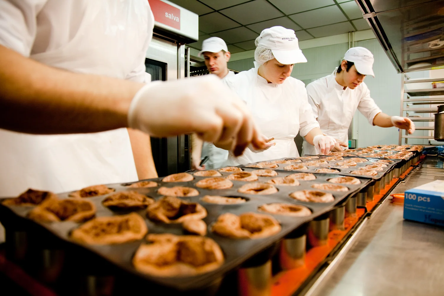 C'est là que sont produits entremets, petits gâteaux et fours secs, pour les boutiques parisiennes. Les macarons sont produits en Alsace. © T.Caron