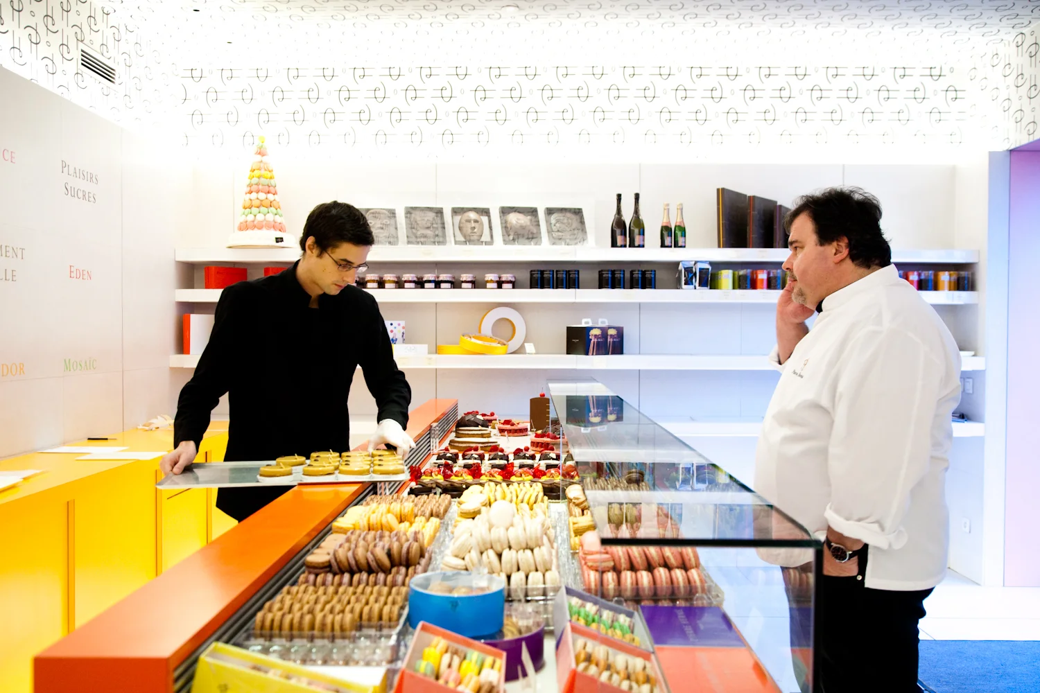 Les pâtisseries sont mise en place avant l’ouverture. Technique de vente, vocabulaire, savoir-être. Rien n’est laissé au hasard dans les boutiques. © T.Caron