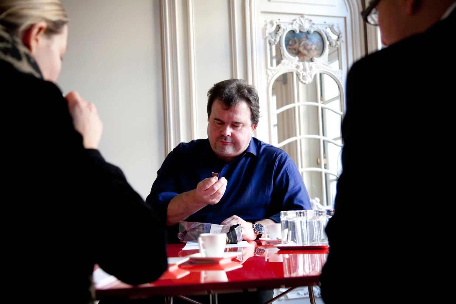 Pendant une réunion avec des fournisseurs, Pierre Hermé goute une nouvelle couverture. © T.Caron