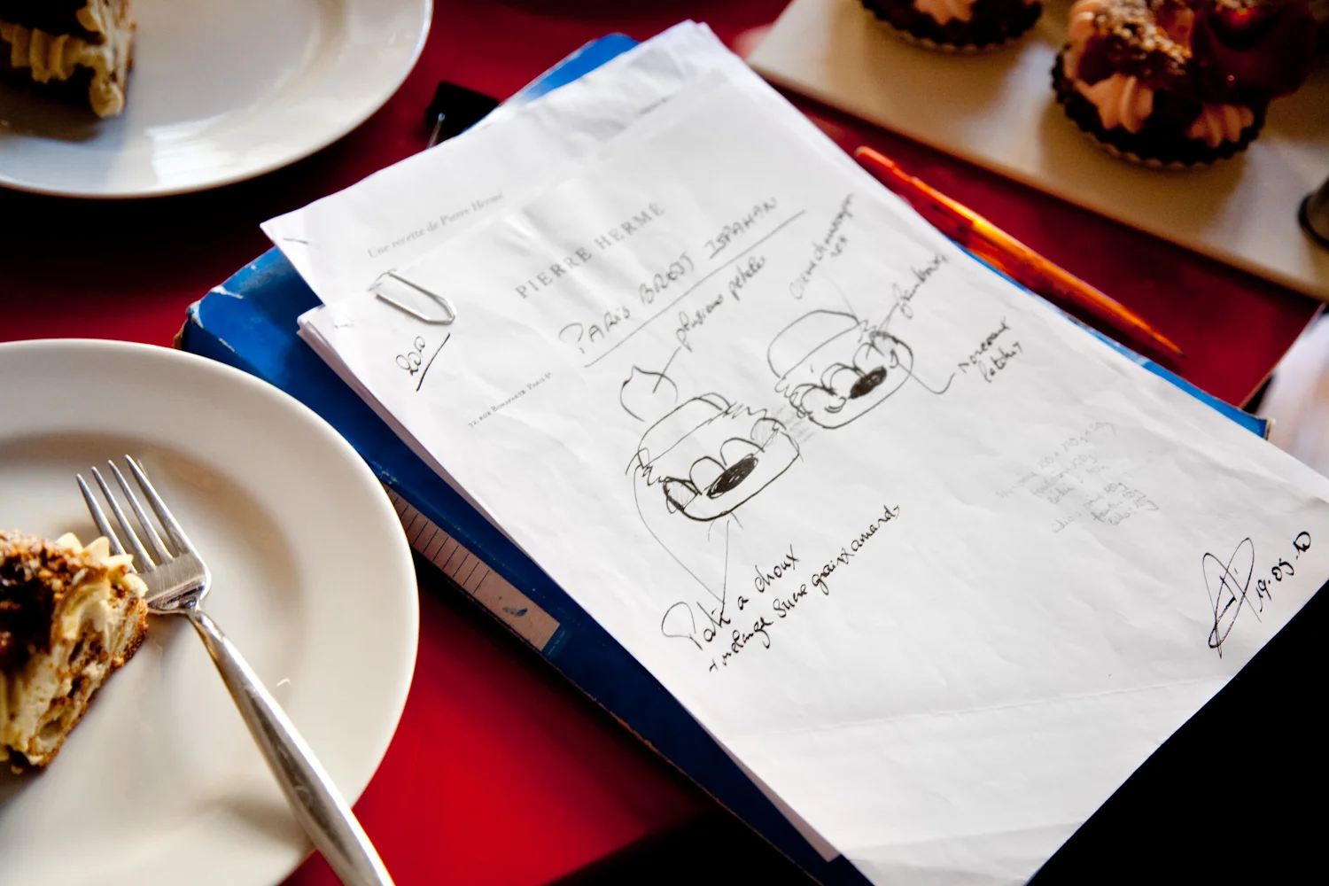 Sur son carnet, les croquis que le chef soumet à ses équipes de création. © T.Caron