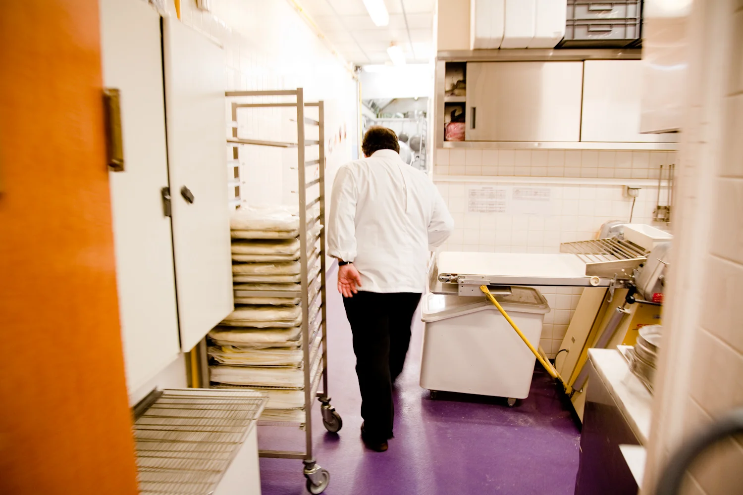 Dès son arrivée, Pierre Hermé passe au laboratoire.