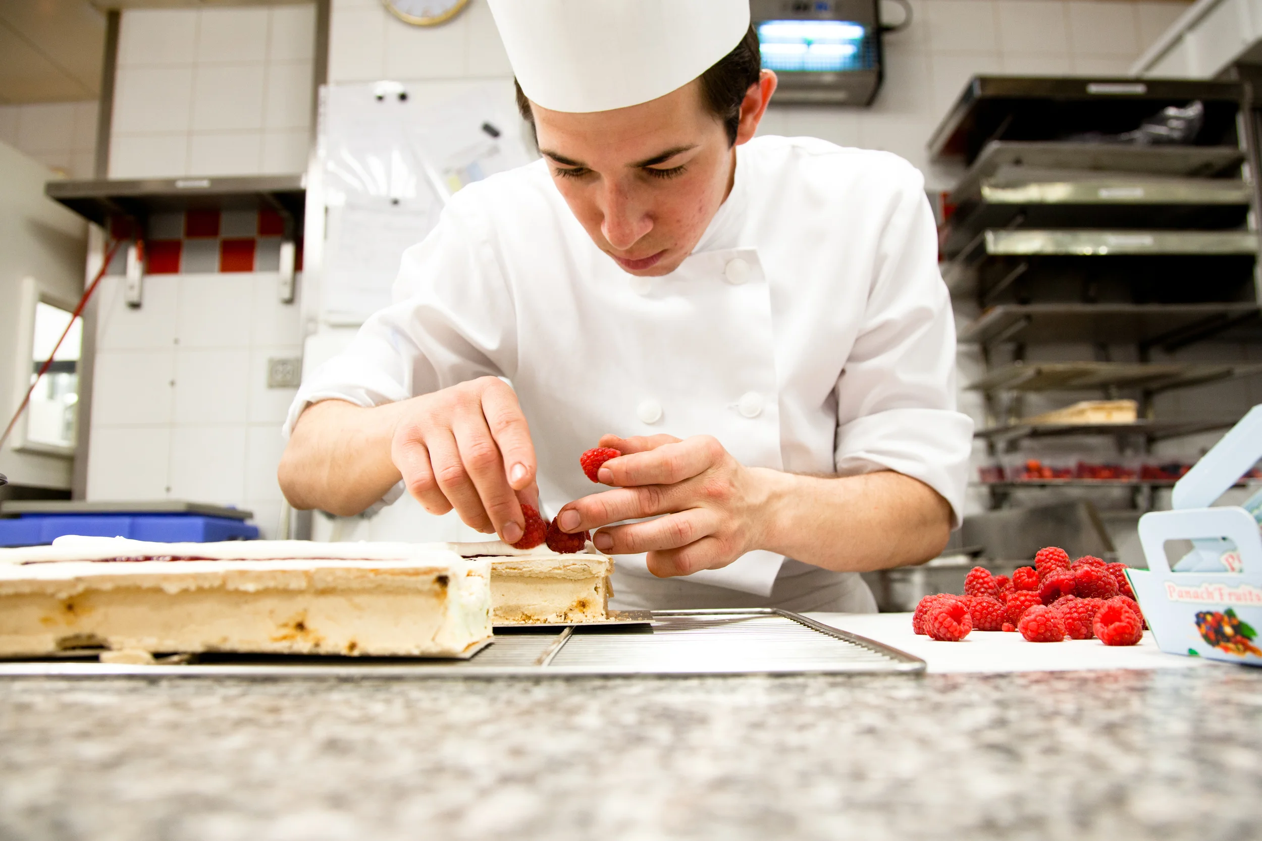 Passé dans le laboratoire de Grégory Collet, puis dans celui de Pierre Hermé alors chez Fauchon, Christophe Michalak aime "faire grandir ses équipes." Ici, Nicolas Lambert, 24 ans, se présente au Trophée Pascal Caffet 2012. © T.Caron