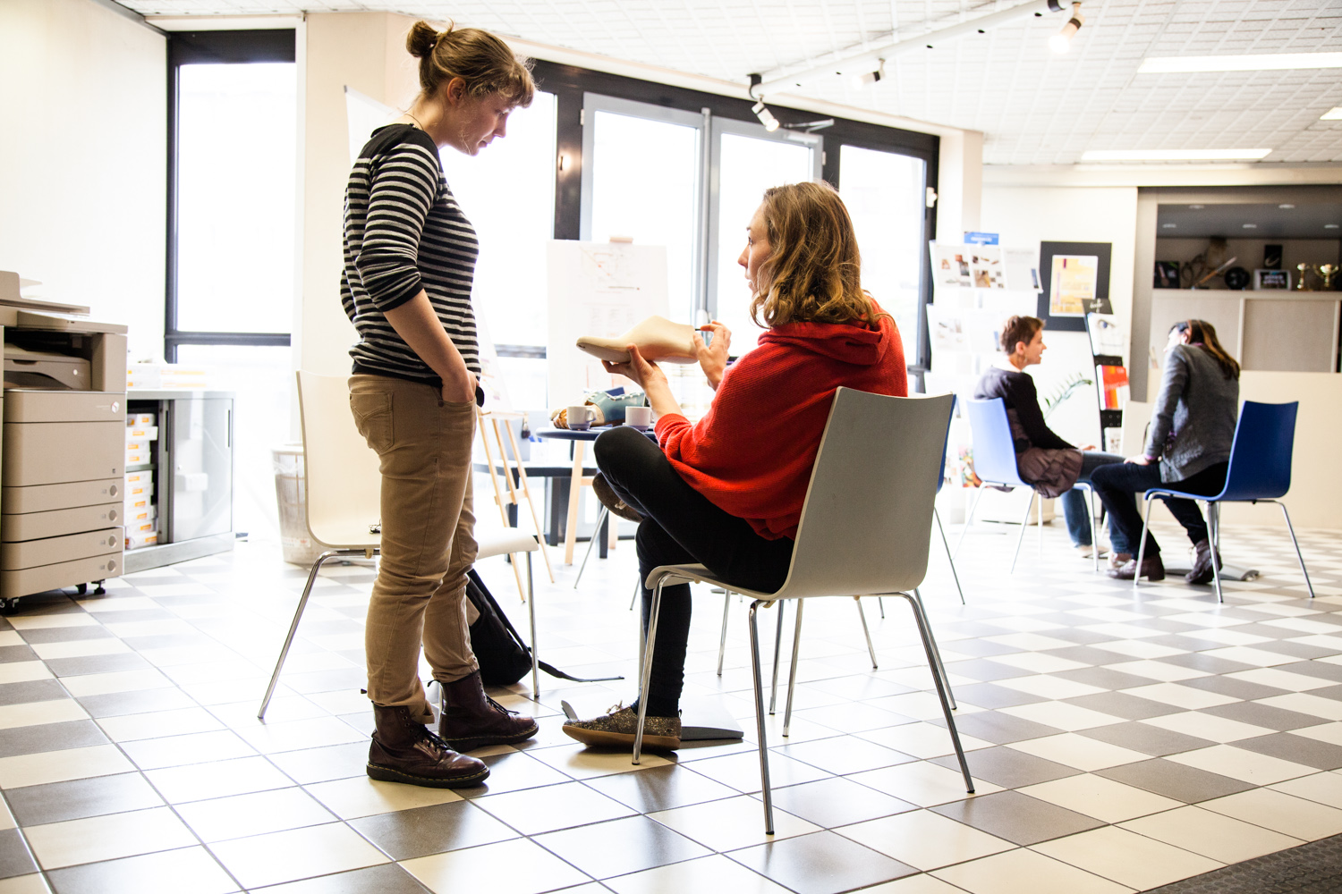  Au Centre Technique du Cuir à Lyon, discussion autour de la forme bois d'une chaussure.  Extraits de commandes des Compagnons du Devoir, autour des projets " Défi Innover Ensemble ", en partenariat avec l'ENSCI-Les Ateliers, et l'Institut Français d