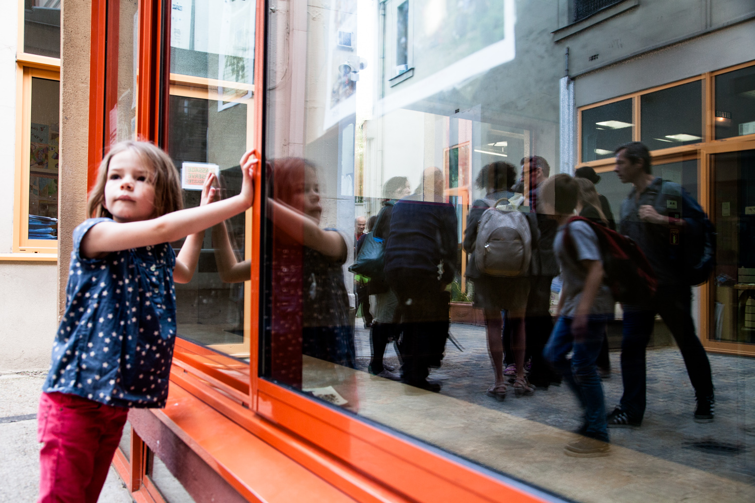  Dans la cour de l'école, des parents dépose leur enfants.&nbsp;École aujourd'hui, Paris.  Commande pour Télérama. 