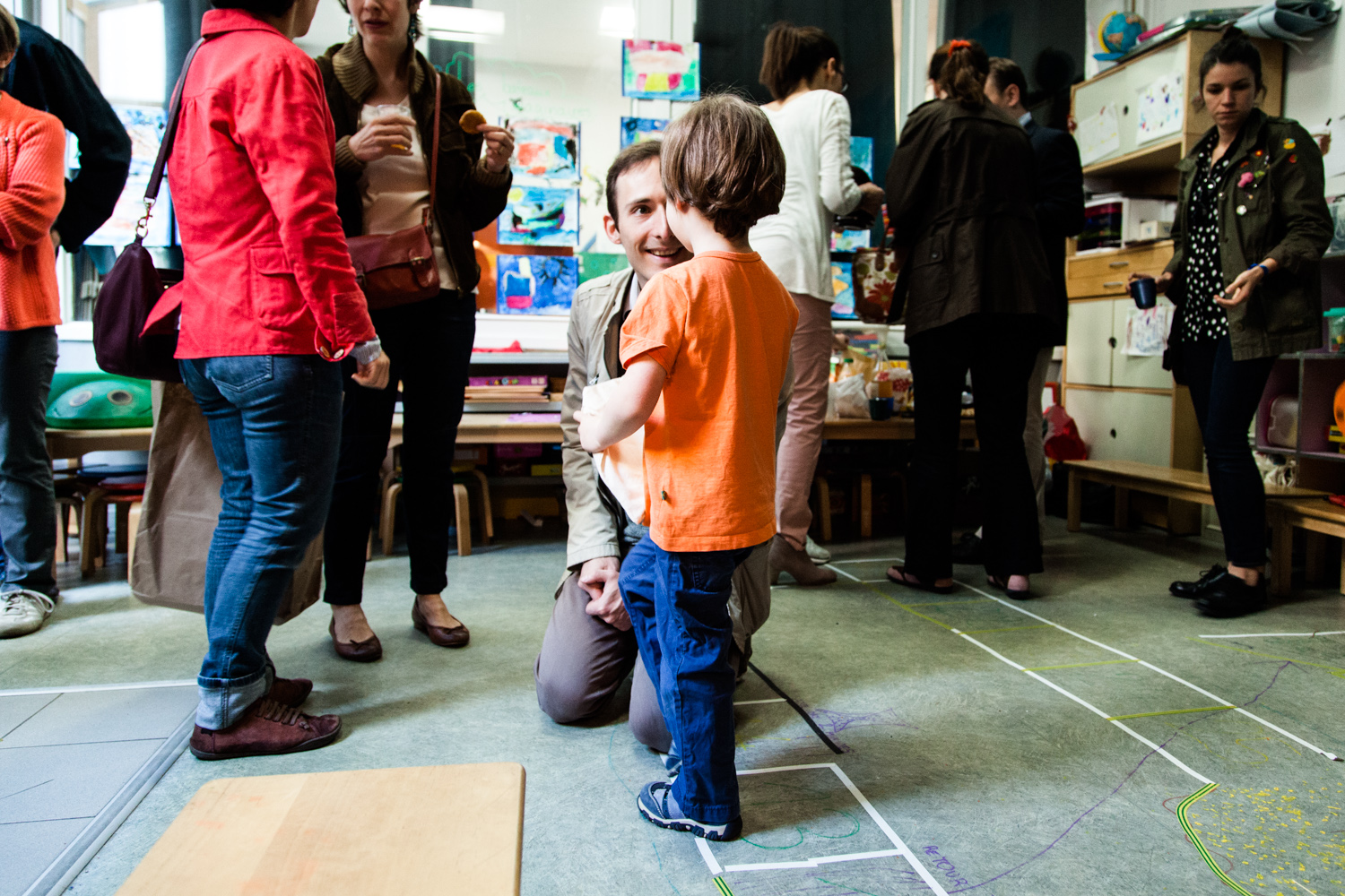  Un père dit au revoir à son fils avant de partir travailler. École aujourd'hui, Paris.  Commande pour Télérama. 