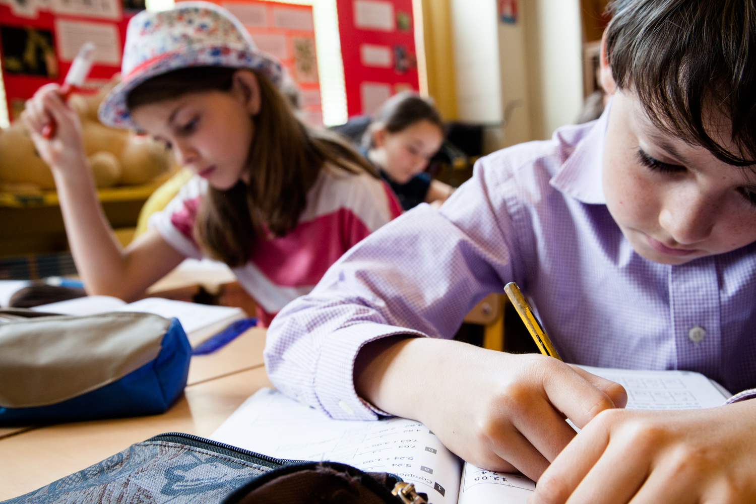  Écoliers au travail. École aujourd'hui, Paris.  Commande pour Télérama. 