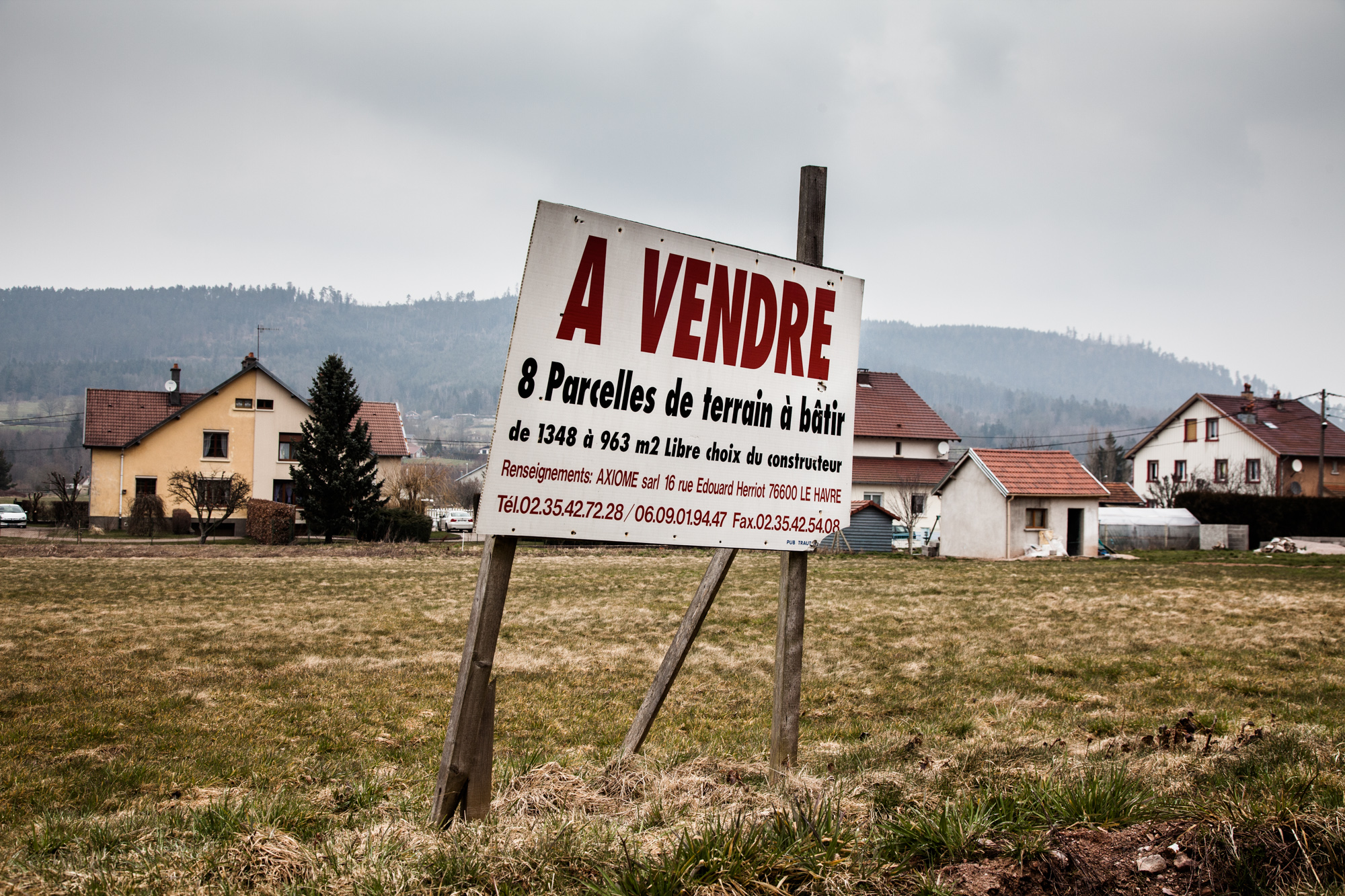  31 Mars 2013. Route de Corcieux. Des terrains de l’ancienne filature sont toujours en vente, plus de 3 ans après la pose du panneau. 