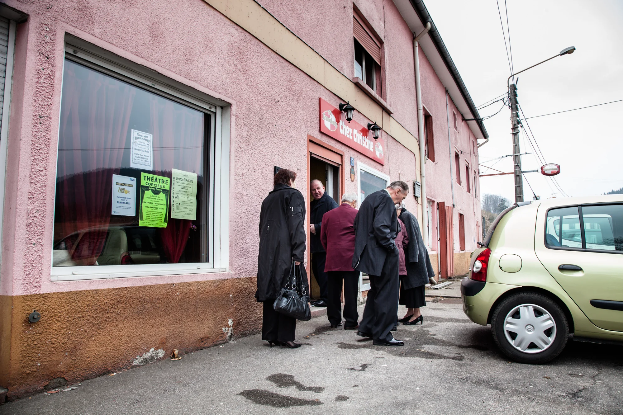 31 Mars 2013. Café chez Christine. Il est 14 heures. Comme tous les dimanches, 150 personnes, pour l'essentiel des retraités des environs, se retrouvent pour le Thé Dansant. Extrait du projet webdocumentaire Les Pieds dans la France , co-réalisé avec Stéphane Doulé et Camille Millerand.